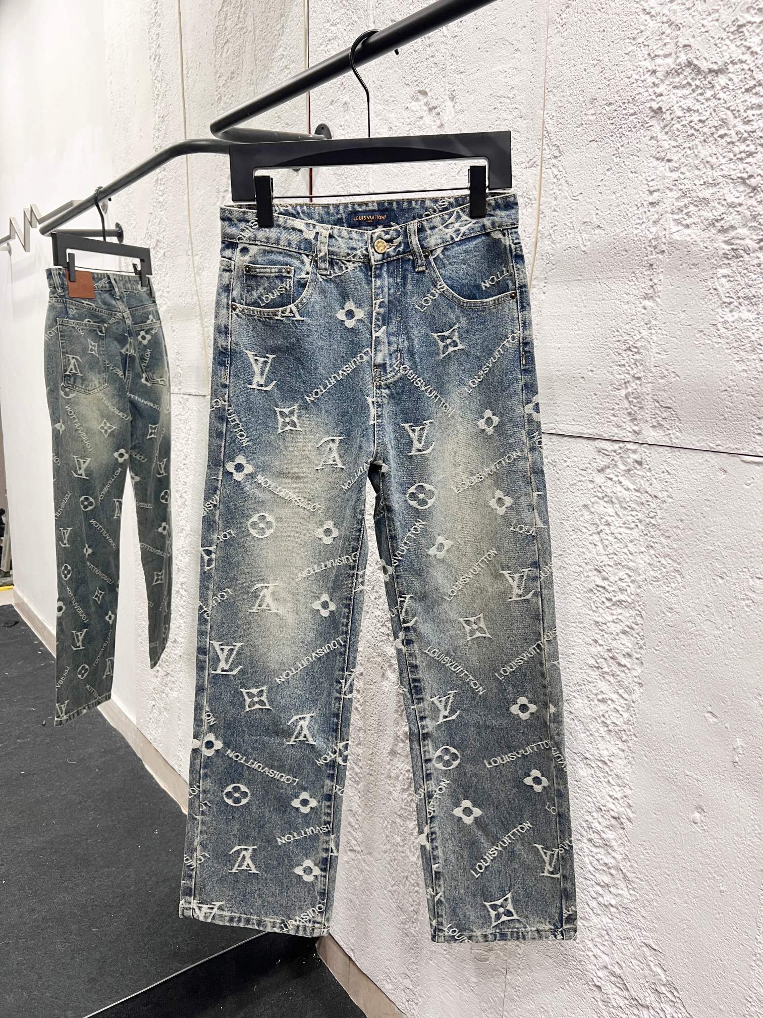 P150 🔥Jeans clásicos con logo integral de Louis Vuitton y Louis Vuitton👖. ¡La parte superior del cuerpo es muy distin…