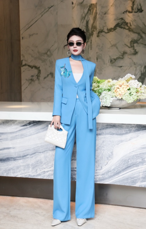 Elegant Women's Blue Suit Set: V-Neck Blazer and Wide Leg Pants 1 Elegant Women's Blue Suit Set: V-Neck Blazer and Wide Leg Pants