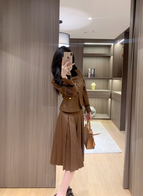 Women's Fall Two-Piece Suit - Blazer and Pleated Skirt Set for Timeless Style 1 Women's Fall Two-Piece Suit - Blazer and Pleated Skirt Set for Timeless Style