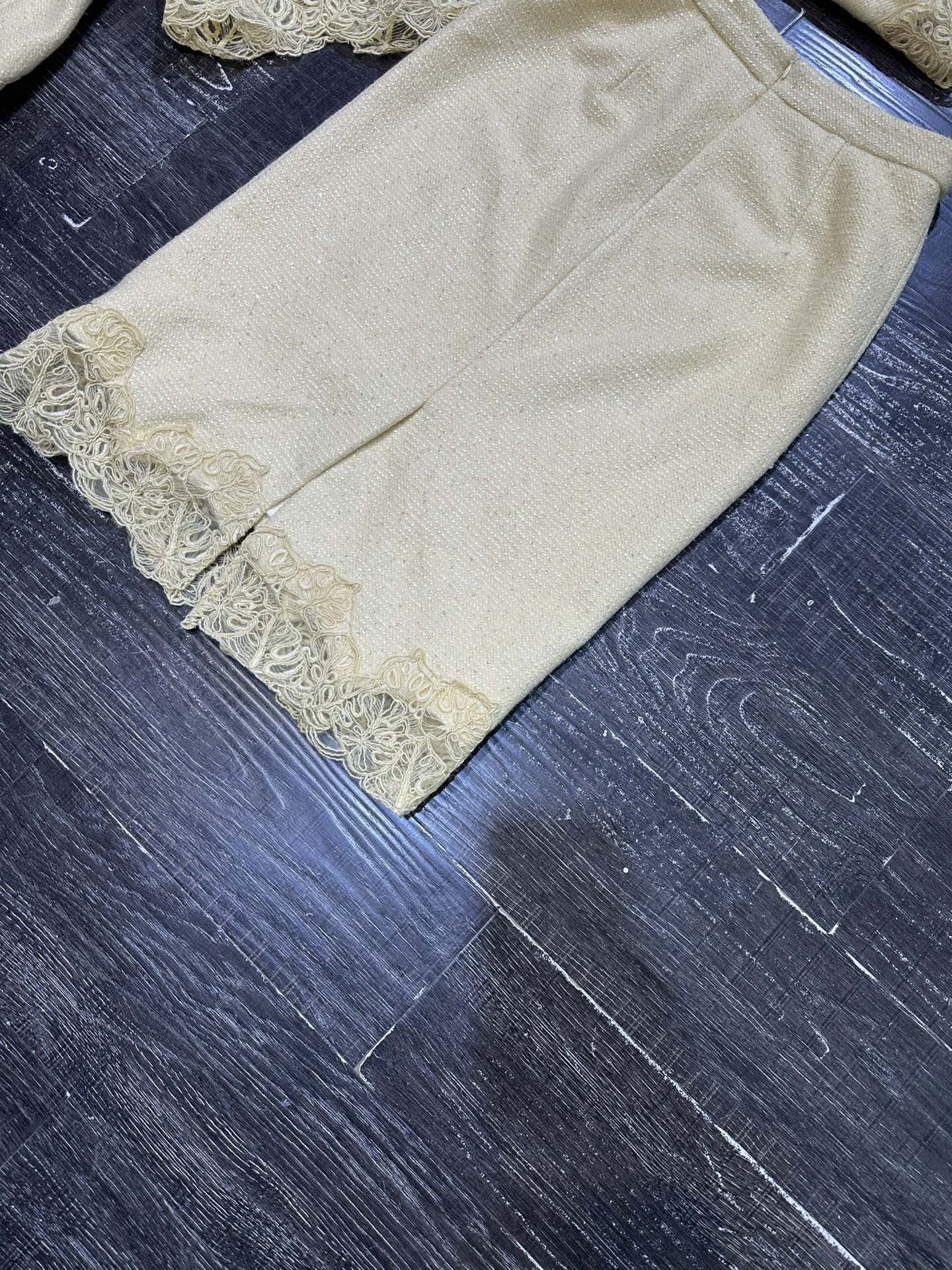 Elegant French Style Chanel-Inspired Skirt Suit with Lace Trim Detail 9 i1758530252083 9846 0 8