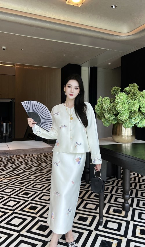 Elegant Silk Blend Chinese Style Outfit with Delicate Floral Embroidery 1 Elegant Silk Blend Chinese Style Outfit with Delicate Floral Embroidery