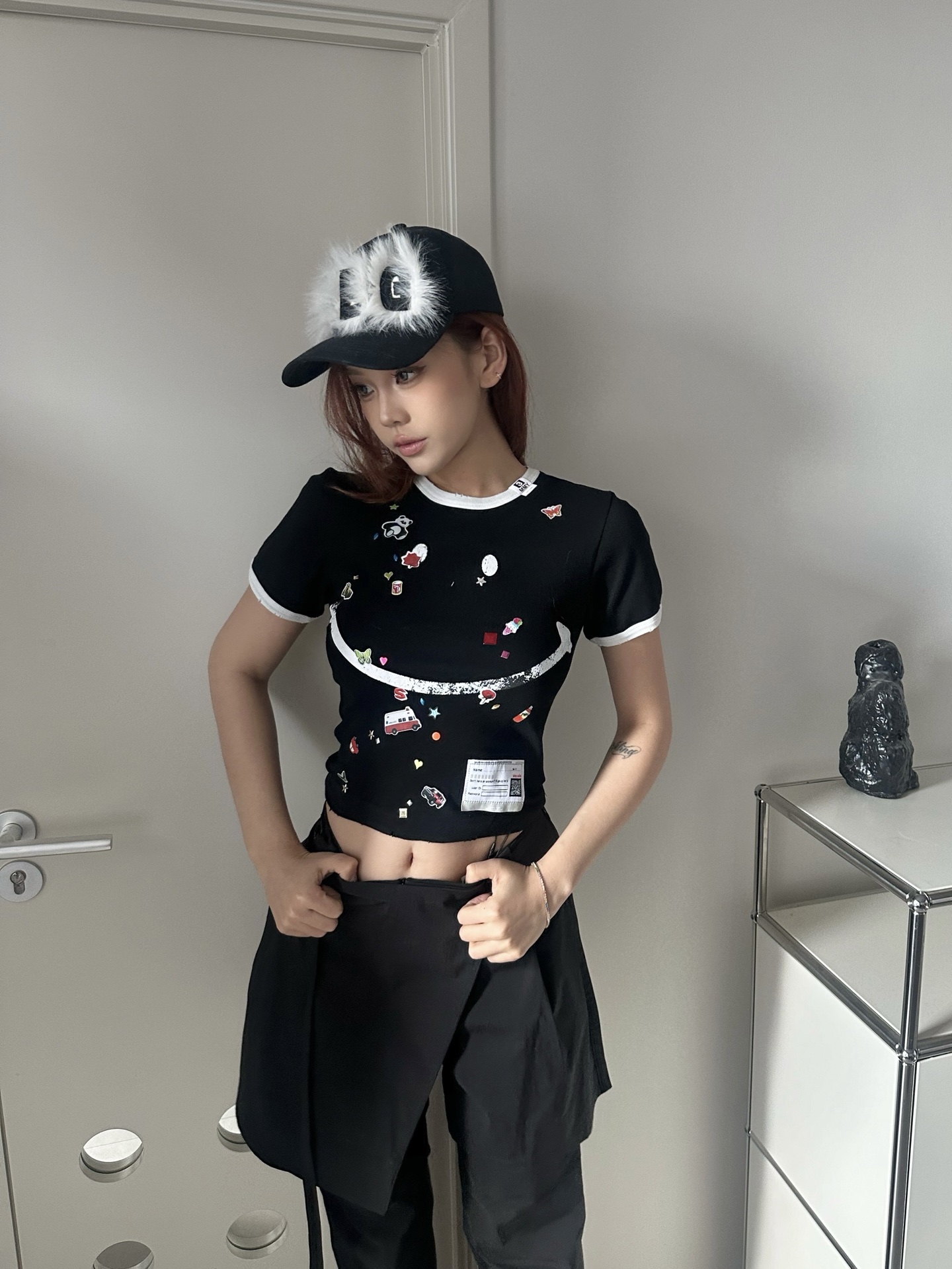 NO:319997,Batch Mihar* 25 Spring and Summer New Style Smiling Cartoon Stickers Decorative Round Neck Short Sleeve T-shirt丨Exclusive High-end Production!  The pattern is so cute that it makes people love children's fun and fashionable. Compared with loose versions, the small version is more practical and has a wider audience. The cotton fabric with fixed woven good resilience, comfortable and skin-friendly texture is invincible. Healing smiley face prints. Cartoon high-temperature perm artifact. It's so amazing. The real and material feeling is better. A must-have artifact for fashionable essence. On sale in stock. S/M/L,,T-shirt,tees,t-shirt,alexander wang19860909批 Mihar* 25春夏新款 笑脸卡通贴纸装饰圆领短袖T恤丨独家高版出品！图案太让人爱了童趣时髦 相较于宽松版型 小版型更加实穿受众面更广 定织的全棉面料 回弹力好 舒服亲肤 质感无敌好 治愈型笑脸印花 贴图卡通高温烫图工艺 简直太赞了 实物质感更佳 时髦精必备神器 现货发售 S/M/L,,T-shirt,tees，t-shirt,alexander wang,Women's clothing