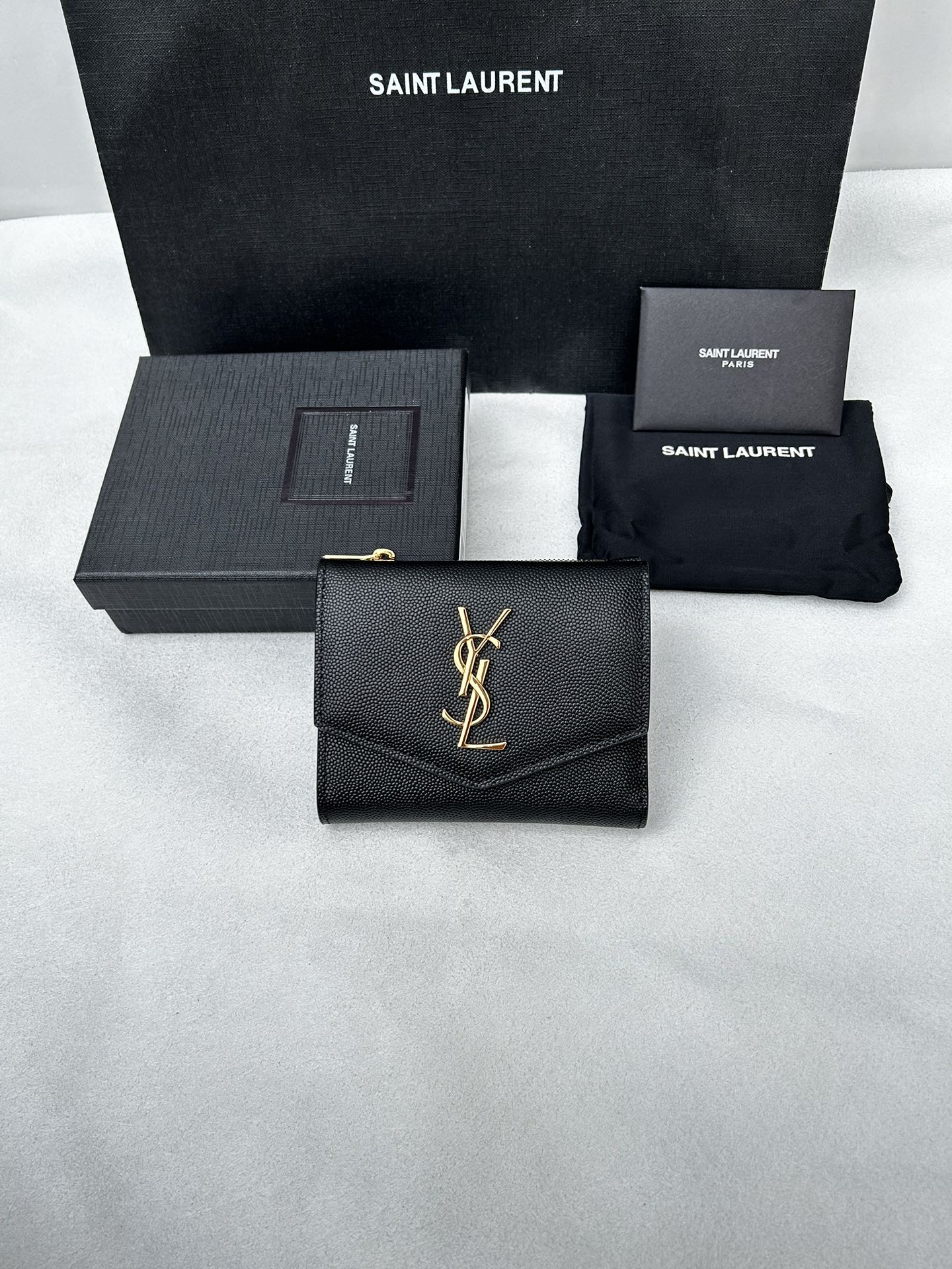 NO:672282,Y family's new short wallet [special grade original] black gold buckle SLP tri-fold wallet ball pattern black original cowhide, back slit outer pocket, six card slots, one zipper bag, one banknote compartment, four receipt compartments Model: 582296 Size 12*10*3cm, YSL, loro piana, saint laurent, wallets, cowhide19860909Y家新款短款钱包【特级原厂】黑色金扣 SLP三折钱包球纹黑色原厂牛皮,背面开叉外袋,六个卡片槽,一个拉链袋,一个纸币隔层,四个票据隔层 型号:582296 尺寸12*10*3cm,YSL,loro piana,saint laurent,wallets,cowhide,欧美剧