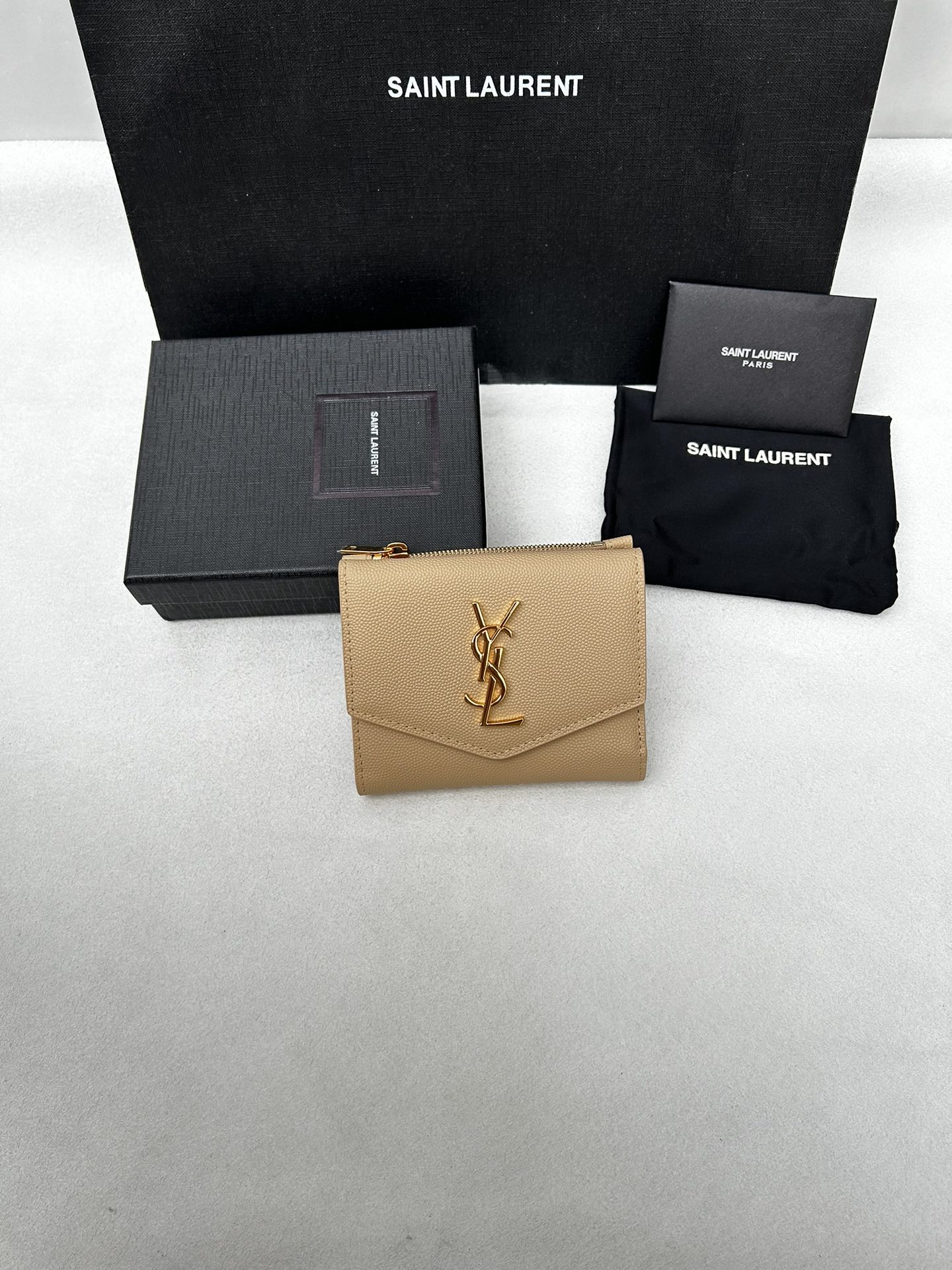 NO:672284,Y's new short wallet [Super Original] Apricot gold buckle SLP tri-fold wallet ball pattern black original cowhide, back slit outer pocket, six card slots, one zipper bag, one banknote compartment, four receipt compartments Model: 582296 Size 12*10*3cm, YSL, loro piana, saint laurent, wallets, cowhide19860909Y家新款短款钱包【特级原厂】杏色金扣 SLP三折钱包球纹黑色原厂牛皮,背面开叉外袋,六个卡片槽,一个拉链袋,一个纸币隔层,四个票据隔层 型号:582296 尺寸12*10*3cm,YSL,loro piana,saint laurent,wallets,cowhide,欧美剧