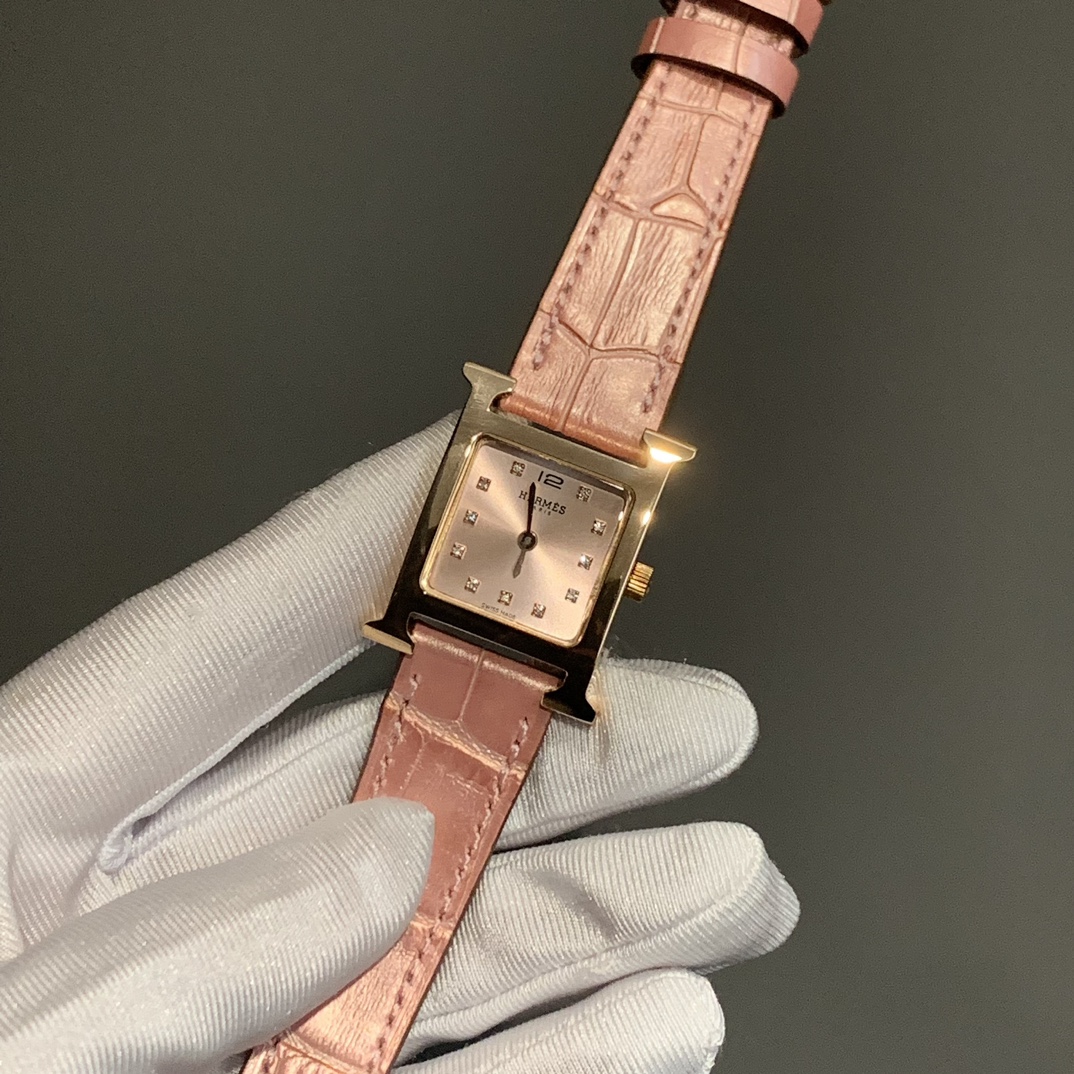 NO:142742,Sa said that Hermes' pinkest watch this year is here. When you go to the cabinet, you will see the cherry blossom pink strap with a pink surface, it really hits the hearts of countless girls [Wow] Z6 factory exclusive new product and new color scheme HERMES [Hermes] Heure H series Swiss quartz original gold movement, accurate and resistant, with a diameter of 21mm, using Hermes as the original calf leather strap, pure handmade car line 3-return needle technology, comfortable to wear, good texture, full of high-end feeling. There are a variety of colors to choose from, Xiaohongshu popular models, you can pull weeds. New Year gifts, hermes, hermes, cowhide19860909Sa说爱马仕今年最粉嫩的手表来啦,到柜一看樱花粉表带配粉色表面,真的击中无数少女心[哇] Z6厂独家新品新配色 HERMES【爱马仕】Heure H系列瑞士石英原金机芯,精准耐,直径尺寸21mm ,采用爱马仕引以为小牛皮原版皮料表带,纯手工车线3回针工艺,佩戴舒适质感好,上手满满的高级感.有多种颜色可选,小红书热门款,可以拔草咯.新年礼物,,hermes,hermes,cowhide,Watch