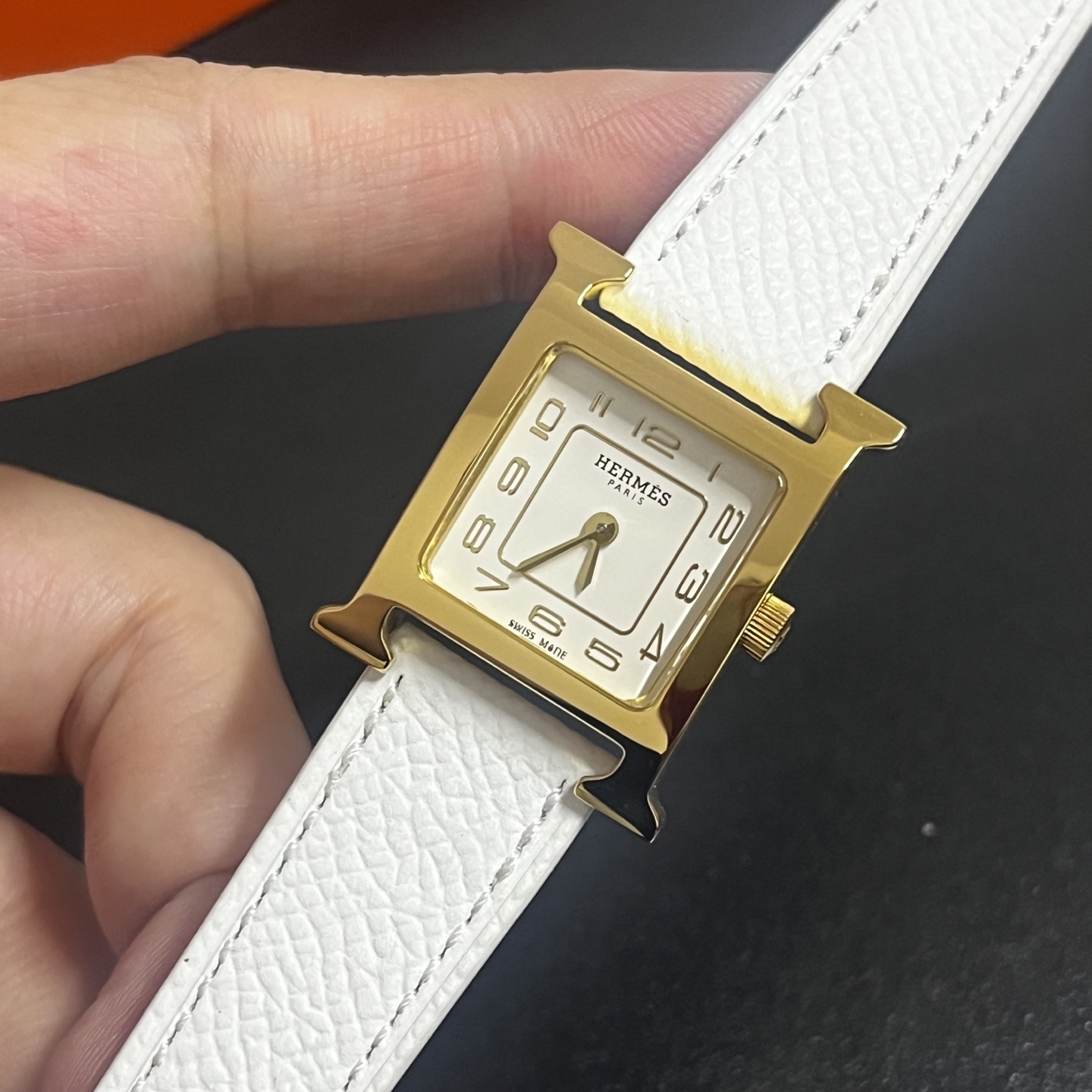 NO:532340,New product and new color scheme of factory Z6 HERMES [Hermes] HeureH series Swiss quartz original gold movement, accurate and durable when walking, with a diameter of 21mm, uses Hermes proud of the original calf leather strap, pure handmade car line 3-return needle technology, comfortable to wear, good texture, full of high-end feeling. The high-luxury crocodile leather is equipped with a variety of colors, popular models of Xiaohongshu, you can pull weeds, hermes, hermes, cowhide, crocodile skin19860909Z6厂新品新配色 HERMES【爱马仕】HeureH系列瑞士石英原金机芯,走时精准耐用,直径尺寸21mm,采用爱马仕引以为傲小牛皮原版皮料表带,纯手工车线3回针工艺,佩戴舒适质感好,上手满满的高级感.高奢版鳄鱼皮满配有多种颜色可选,小红书热门款,可以拔草咯,,hermes,hermes,cowhide,crocodile skin,Watch