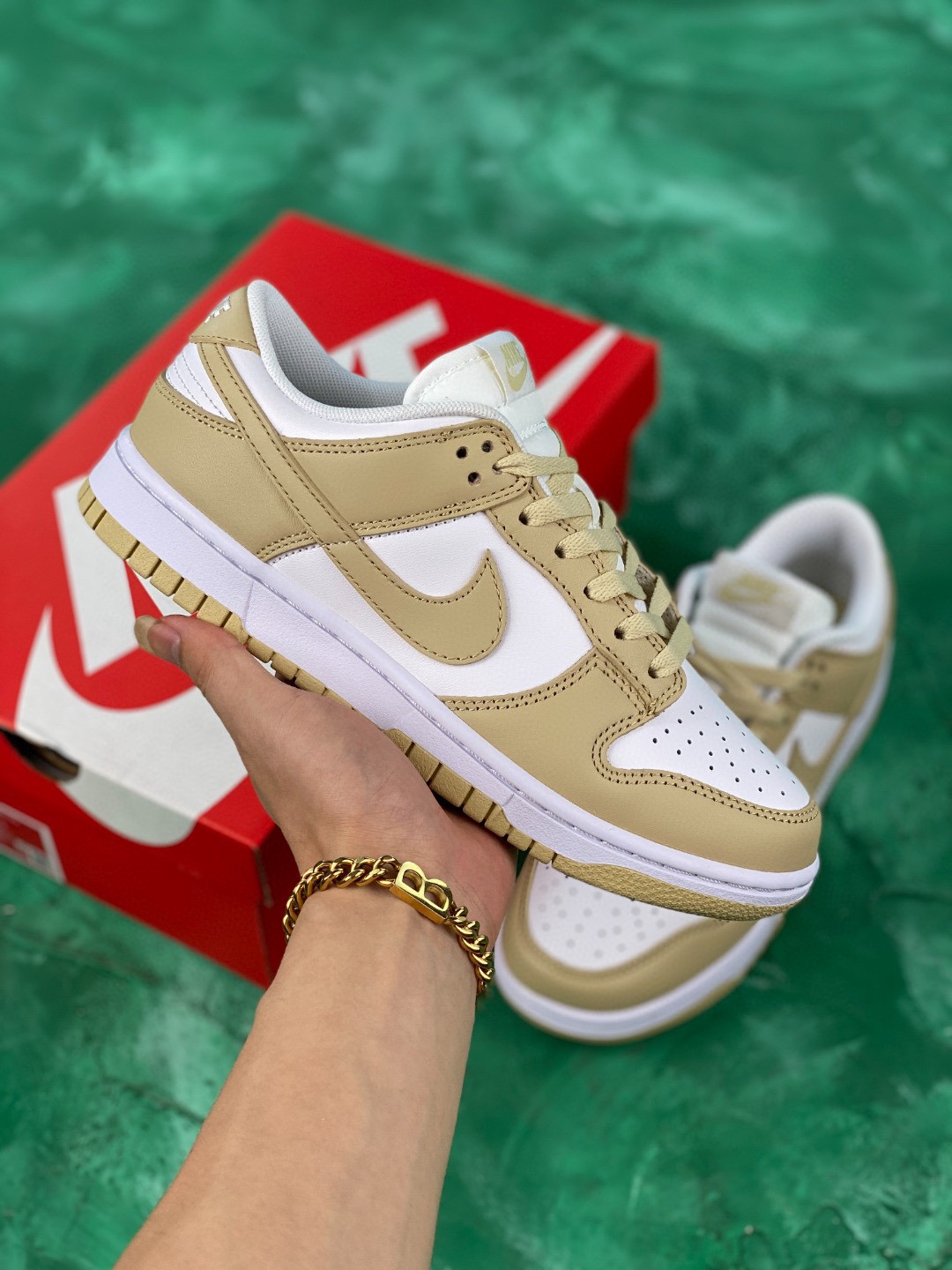 长期有货特价💰110 公司头层皮
独家实拍
Nk SB Dunk Low 黑白熊猫配色 SB扣碎篮板时尚休闲板鞋 #独家版型 更好的视觉和脚感体验#清洁度 电绣工艺 皮料切割干净无任何毛边 细节完美 
货号：DD1391-100
尺码：35.5.36 36.5 37.5 38 38.5 39 40 40.5 41 42 42.5 43 44 44.5 45 46 
