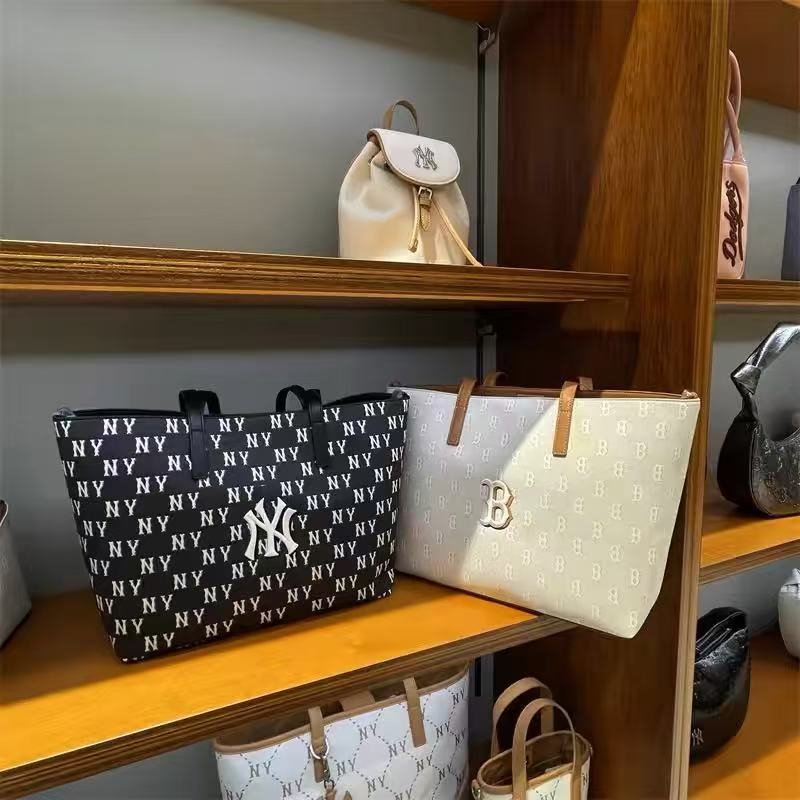 P98💰
款号：127  
韩国MLB春季新款老花满标复古手拎包手提单肩包腋下包大容量托特包
尺寸：32x13.5x27cm
颜色：黑色 浅米