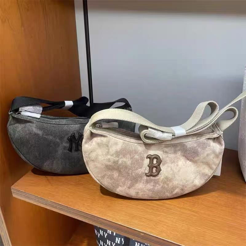 P95💰 款号：131 韩国MLB包包春季新款复古水洗做旧牛仔水洗斜挎单肩包腋下包 尺寸：27x8x13.5cm 颜色：沙棕色 炭灰色