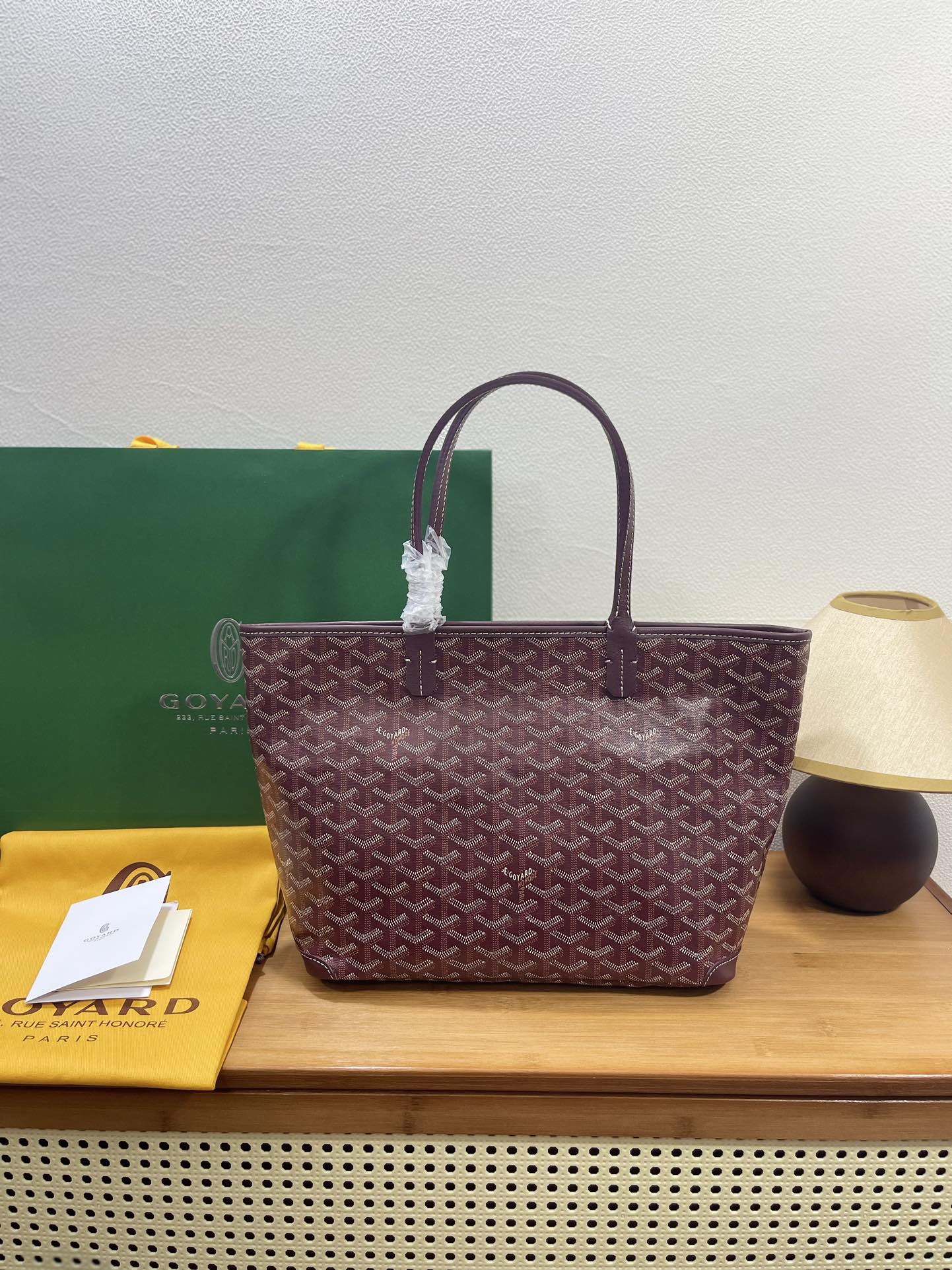中号❤️580🌹 GOyard Artois手提包 ,采用更为挺括的特殊帆布面料,全缝制拉链更突出日常实用性,Artois是唯一一款特有的红线双缝合设计,原版购入港币15800,两个尺寸,小号:袋口40cm底长30cm高25cm宽14cm,型号:00320🆚6041