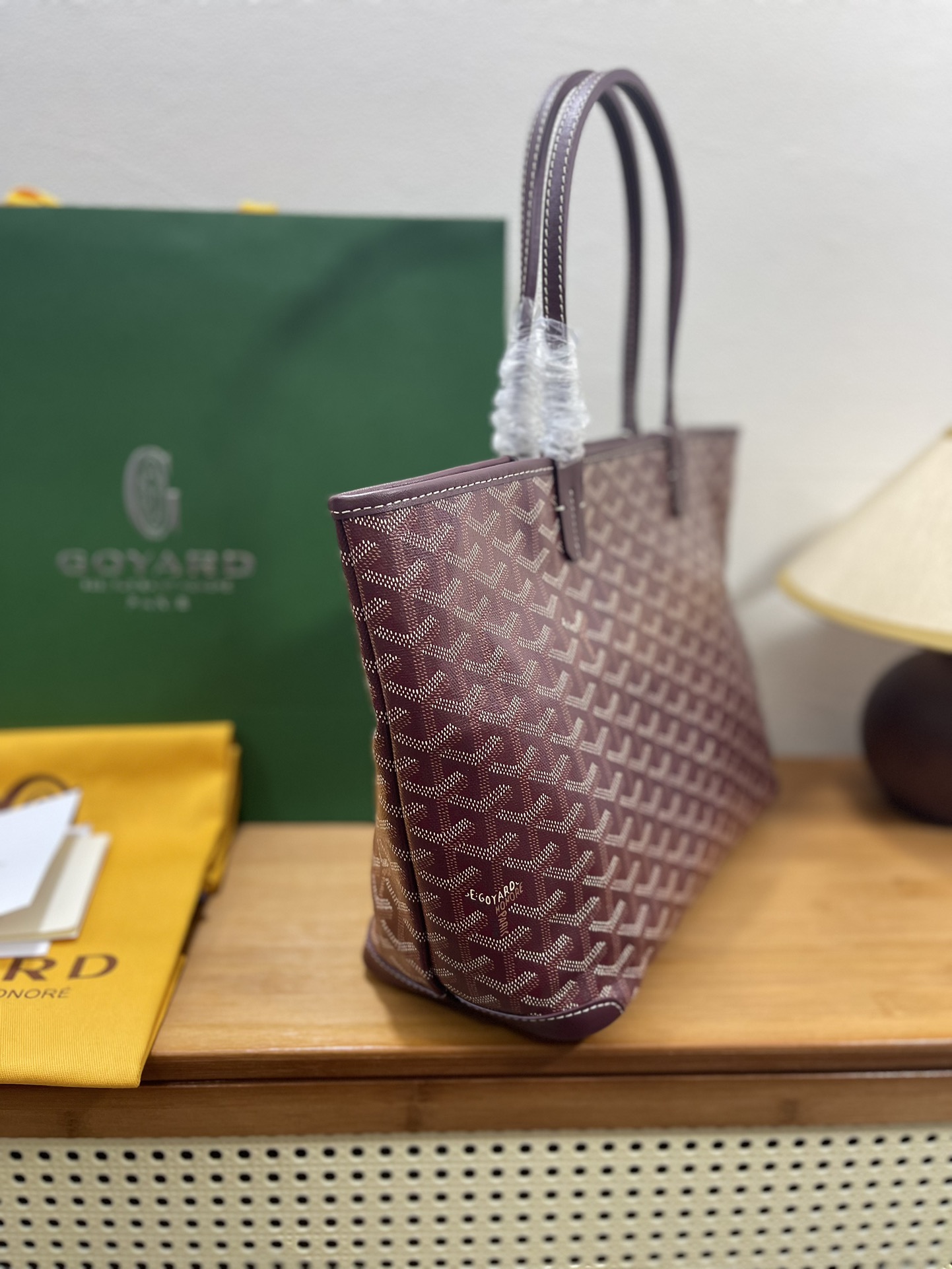 中号❤️580🌹 GOyard Artois手提包 ,采用更为挺括的特殊帆布面料,全缝制拉链更突出日常实用性,Artois是唯一一款特有的红线双缝合设计,原版购入港币15800,两个尺寸,小号:袋口40cm底长30cm高25cm宽14cm,型号:00320🆚6041