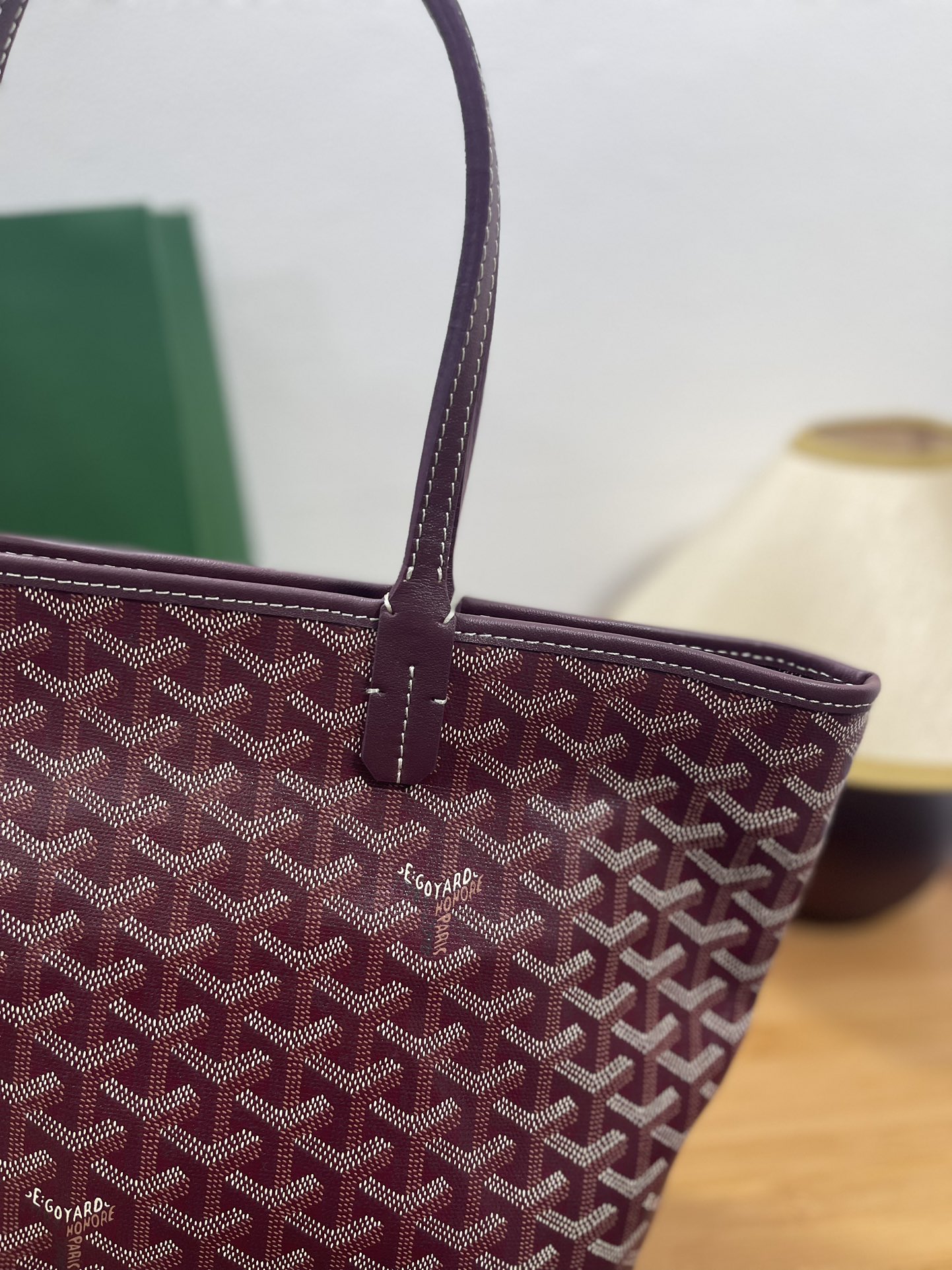 中号❤️580🌹 GOyard Artois手提包 ,采用更为挺括的特殊帆布面料,全缝制拉链更突出日常实用性,Artois是唯一一款特有的红线双缝合设计,原版购入港币15800,两个尺寸,小号:袋口40cm底长30cm高25cm宽14cm,型号:00320🆚6041