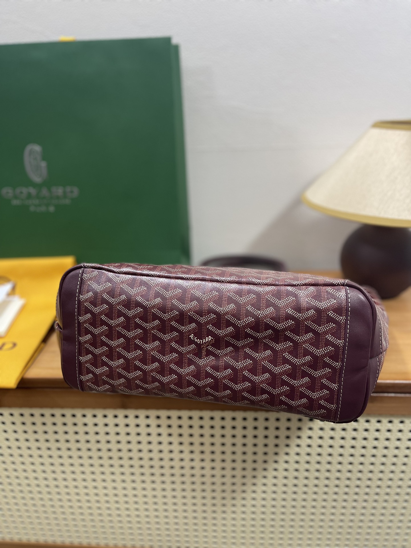 中号❤️580🌹 GOyard Artois手提包 ,采用更为挺括的特殊帆布面料,全缝制拉链更突出日常实用性,Artois是唯一一款特有的红线双缝合设计,原版购入港币15800,两个尺寸,小号:袋口40cm底长30cm高25cm宽14cm,型号:00320🆚6041