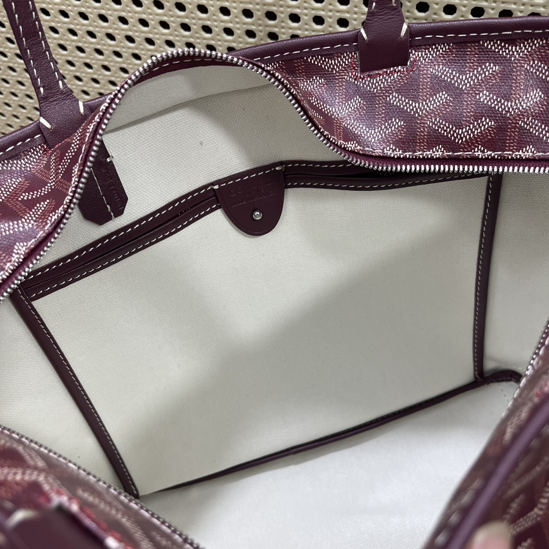 中号❤️580🌹 GOyard Artois手提包 ,采用更为挺括的特殊帆布面料,全缝制拉链更突出日常实用性,Artois是唯一一款特有的红线双缝合设计,原版购入港币15800,两个尺寸,小号:袋口40cm底长30cm高25cm宽14cm,型号:00320🆚6041