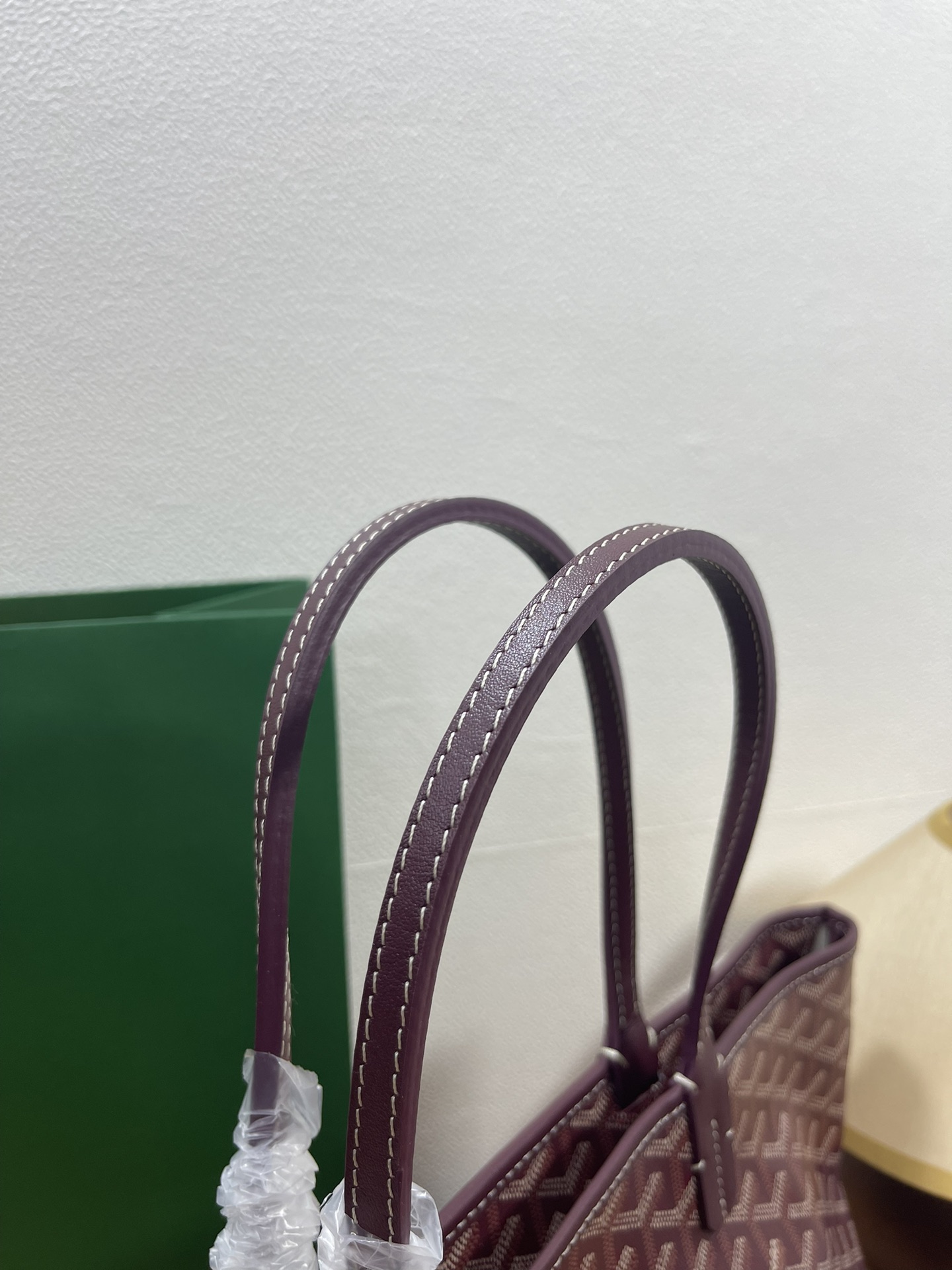中号❤️580🌹 GOyard Artois手提包 ,采用更为挺括的特殊帆布面料,全缝制拉链更突出日常实用性,Artois是唯一一款特有的红线双缝合设计,原版购入港币15800,两个尺寸,小号:袋口40cm底长30cm高25cm宽14cm,型号:00320🆚6041