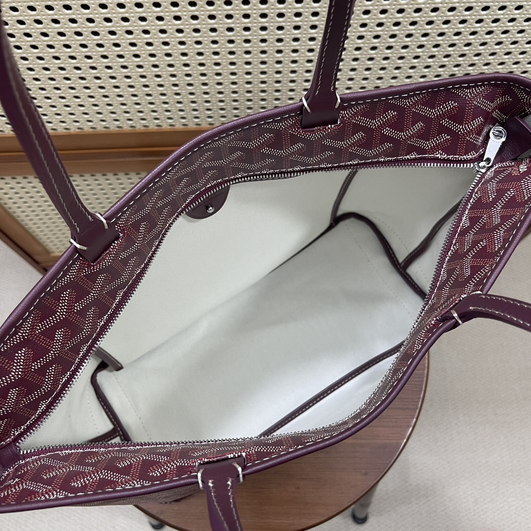 中号❤️580🌹 GOyard Artois手提包 ,采用更为挺括的特殊帆布面料,全缝制拉链更突出日常实用性,Artois是唯一一款特有的红线双缝合设计,原版购入港币15800,两个尺寸,小号:袋口40cm底长30cm高25cm宽14cm,型号:00320🆚6041