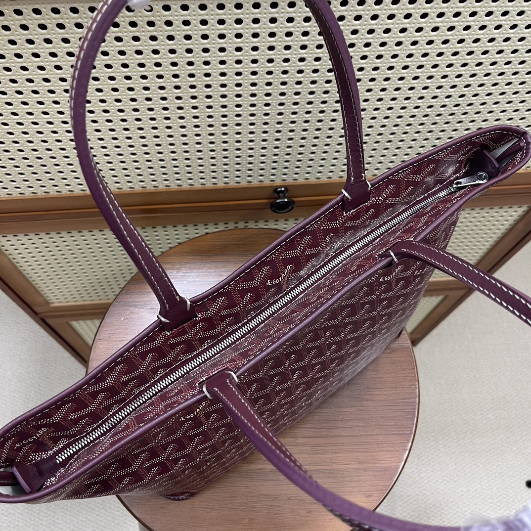 中号❤️580🌹 GOyard Artois手提包 ,采用更为挺括的特殊帆布面料,全缝制拉链更突出日常实用性,Artois是唯一一款特有的红线双缝合设计,原版购入港币15800,两个尺寸,小号:袋口40cm底长30cm高25cm宽14cm,型号:00320🆚6041