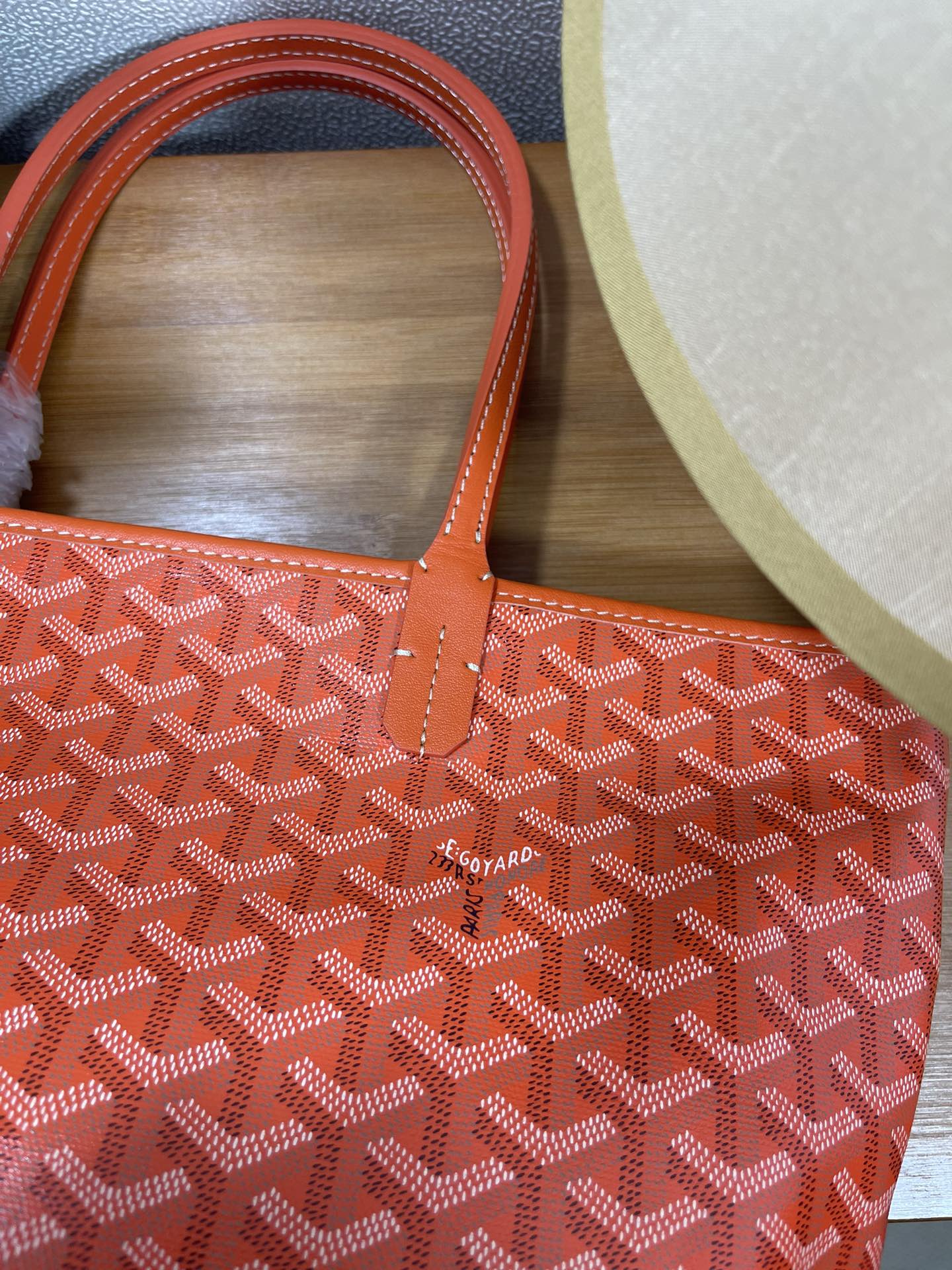 中号❤️580🌹 GOyard Artois手提包 ，采用更为挺括的特殊帆布面料，全缝制拉链更突出日常实用性，Artois是唯一一款特有的红线双缝合设计，原版购入港币15800,两个尺寸，小号:袋口40cm底长30cm高25cm宽14cm，型号：00320🆚6041