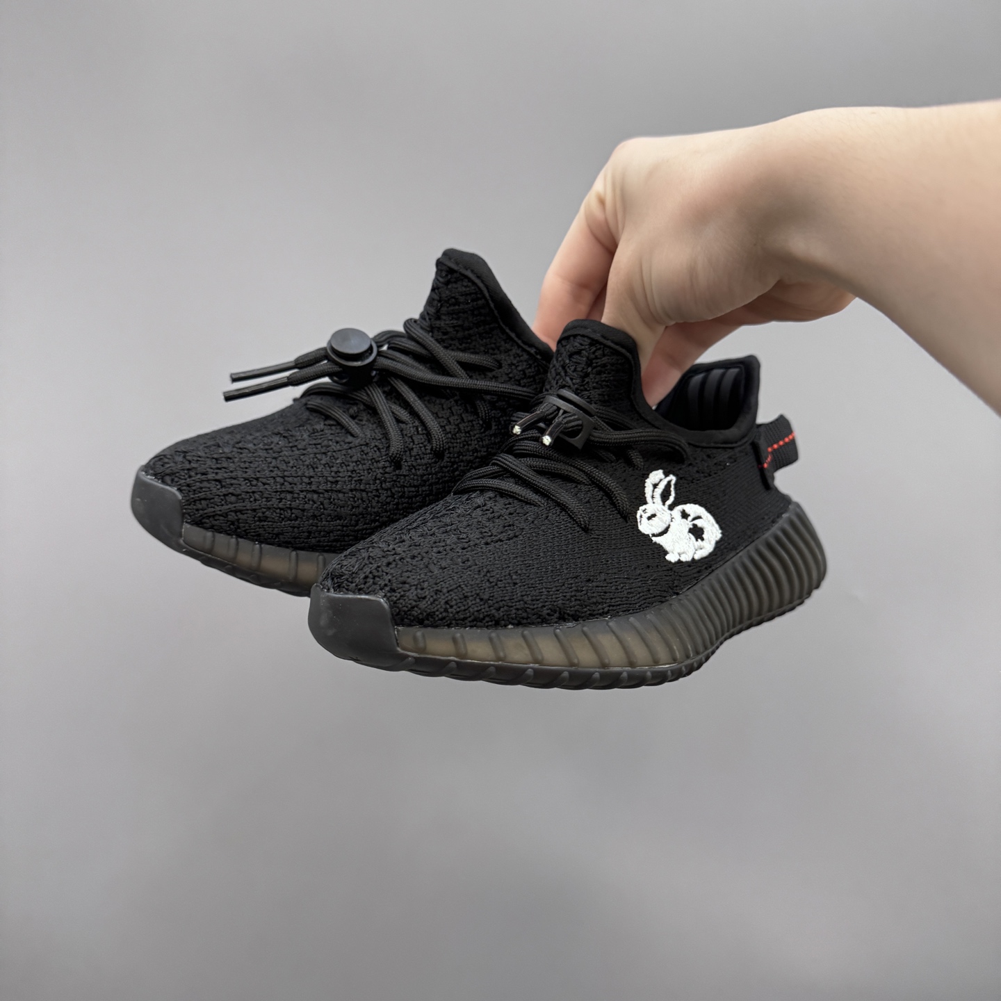 图片[3]-配色特价放 正常退换 专G版椰子350V2真爆鞋带扣儿童一脚蹬运动鞋 尺码：24-35码 专柜版来咯🔥 真爆米花系列脚感超级棒👍🏻 软弹效果一绝❗️ 针织鞋面，透气舒适好打理✔️ 鞋带扣设计，对于小宝来说可太友好啦✌🏻 一脚蹬款式设计，穿脱自如✅-选品中心