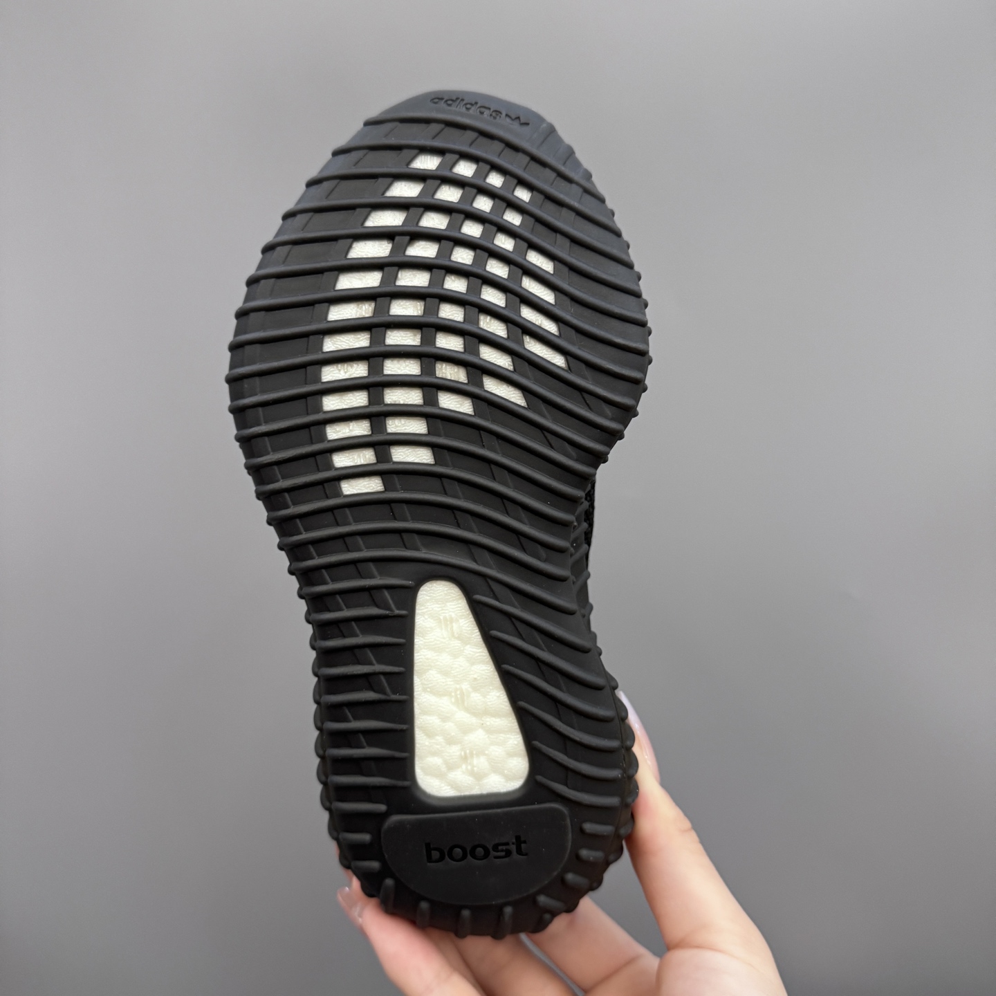 图片[9]-配色特价放 正常退换 专G版椰子350V2真爆鞋带扣儿童一脚蹬运动鞋 尺码：24-35码 专柜版来咯🔥 真爆米花系列脚感超级棒👍🏻 软弹效果一绝❗️ 针织鞋面，透气舒适好打理✔️ 鞋带扣设计，对于小宝来说可太友好啦✌🏻 一脚蹬款式设计，穿脱自如✅-选品中心