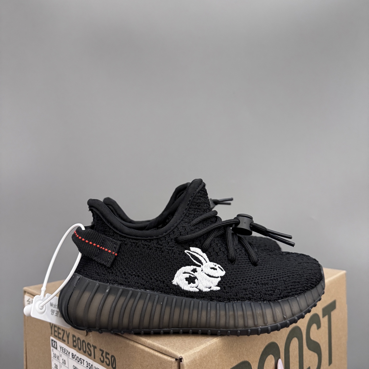 配色特价放 正常退换 专G版椰子350V2真爆鞋带扣儿童一脚蹬运动鞋 尺码:24-35码 专柜版来咯🔥 真爆米花系列脚感超级棒👍🏻 软弹效果一绝❗️ 针织鞋面,透气舒适好打理✔️ 鞋带扣设计,对于小宝来说可太友好啦✌🏻 一脚蹬款式设计,穿脱自如✅-选品中心