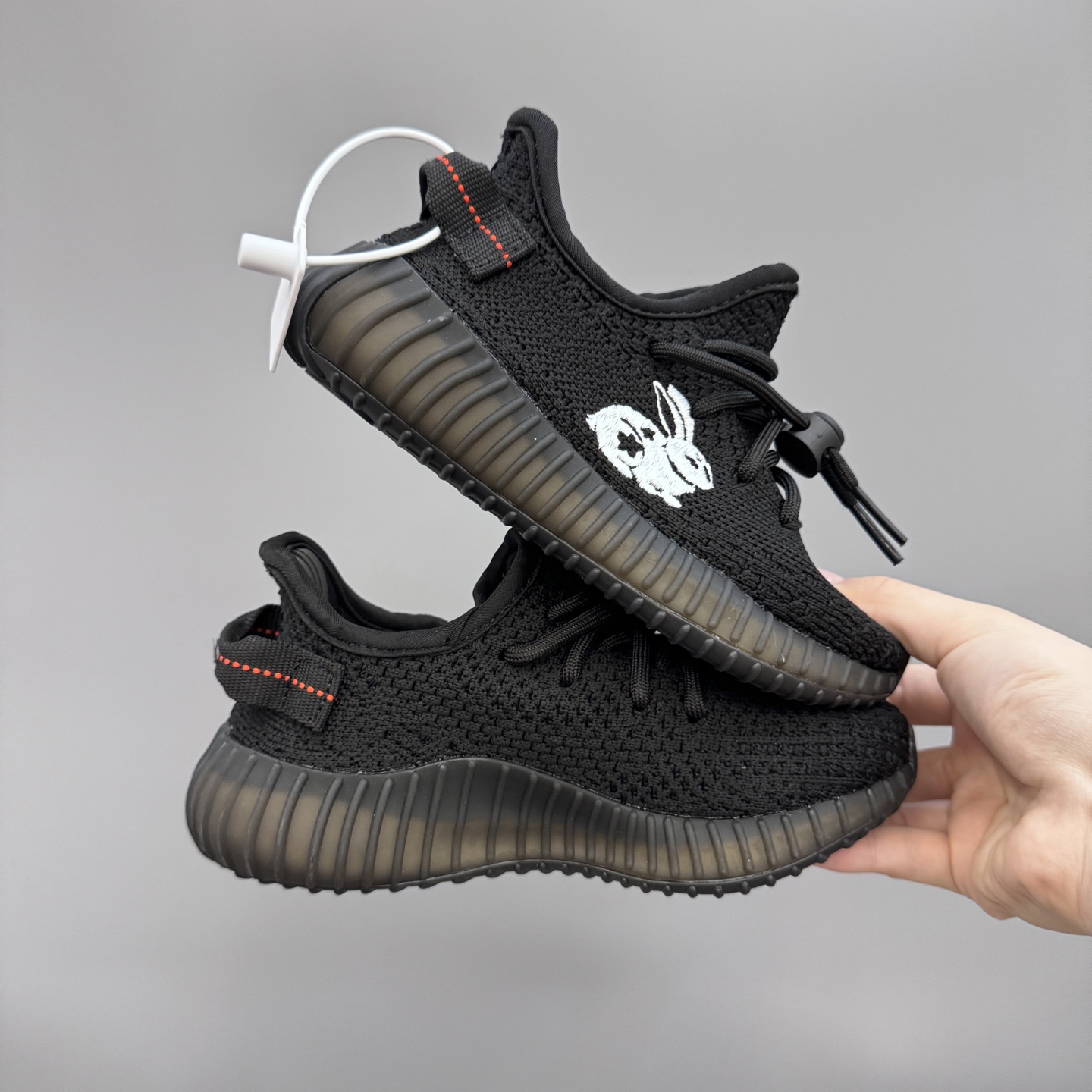 图片[2]-配色特价放 正常退换 专G版椰子350V2真爆鞋带扣儿童一脚蹬运动鞋 尺码：24-35码 专柜版来咯🔥 真爆米花系列脚感超级棒👍🏻 软弹效果一绝❗️ 针织鞋面，透气舒适好打理✔️ 鞋带扣设计，对于小宝来说可太友好啦✌🏻 一脚蹬款式设计，穿脱自如✅-选品中心