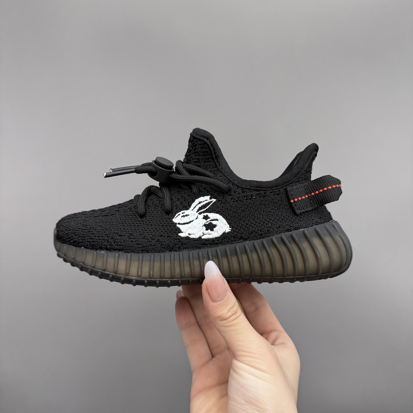 图片[4]-配色特价放 正常退换 专G版椰子350V2真爆鞋带扣儿童一脚蹬运动鞋 尺码：24-35码 专柜版来咯🔥 真爆米花系列脚感超级棒👍🏻 软弹效果一绝❗️ 针织鞋面，透气舒适好打理✔️ 鞋带扣设计，对于小宝来说可太友好啦✌🏻 一脚蹬款式设计，穿脱自如✅-选品中心