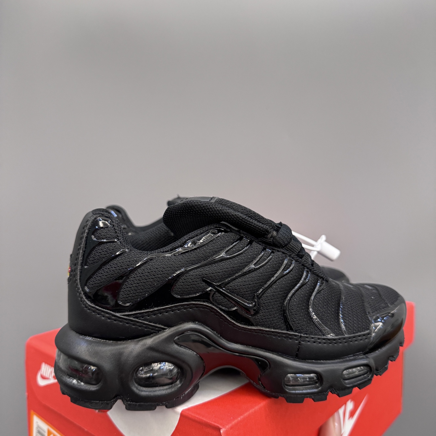 耐克 MAX plus全掌气垫儿童运动鞋 尺码：24-35码 超赞的全掌气垫，脚感超舒适👍🏻 优质鞋面拼接，质感满满💯 上学运动都是超合适单品❤️-选品中心