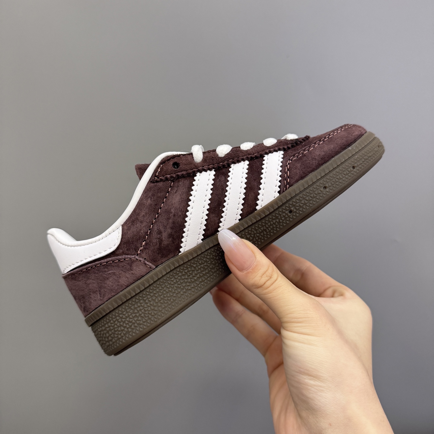 图片[5]-AD德训三代新款handball spezial儿童手球鞋休闲鞋 尺码：24-37码 超百搭的新款德训🆕 优质猪八革面料，质感满分💯 橡胶耐磨防滑大底，脚感超赞👍🏻 额外附赠一对鞋带扣，穿脱更加方便✌🏻-选品中心