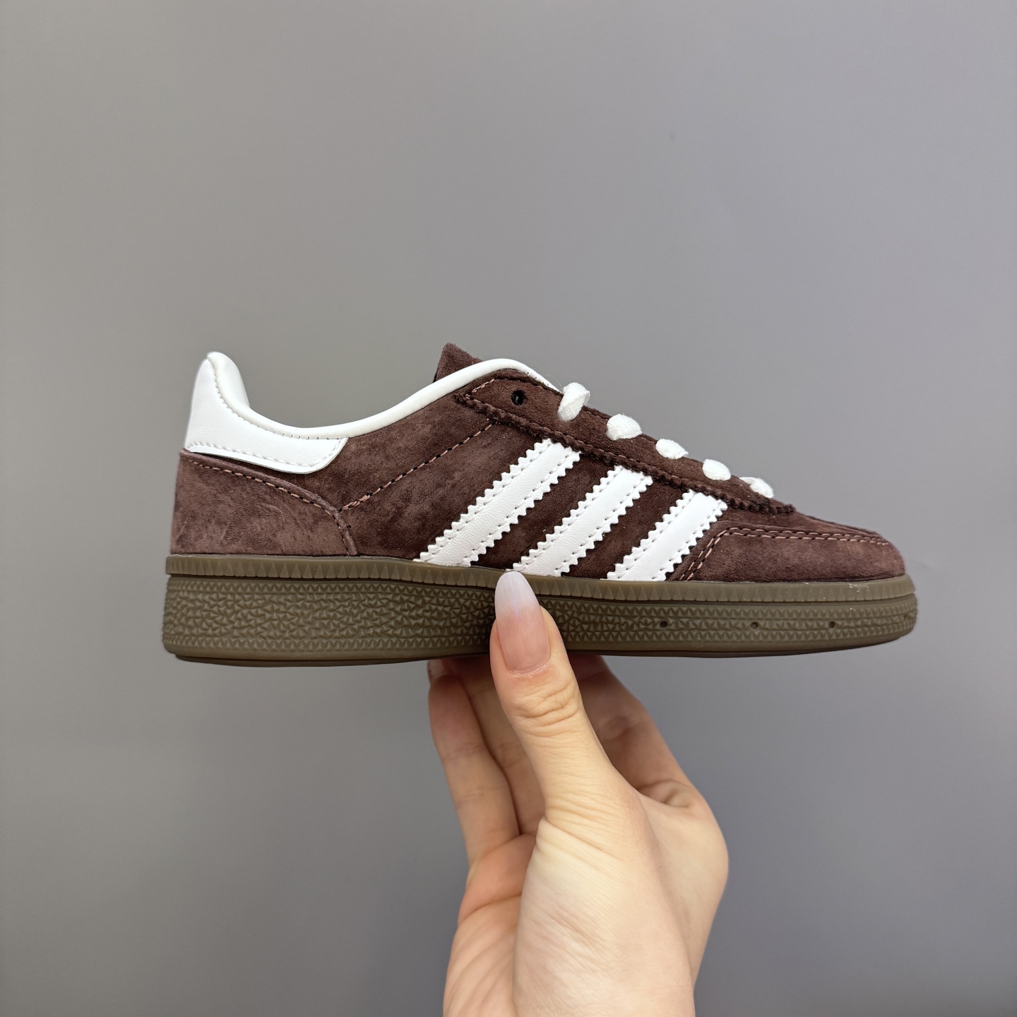 图片[4]-AD德训三代新款handball spezial儿童手球鞋休闲鞋 尺码：24-37码 超百搭的新款德训🆕 优质猪八革面料，质感满分💯 橡胶耐磨防滑大底，脚感超赞👍🏻 额外附赠一对鞋带扣，穿脱更加方便✌🏻-选品中心