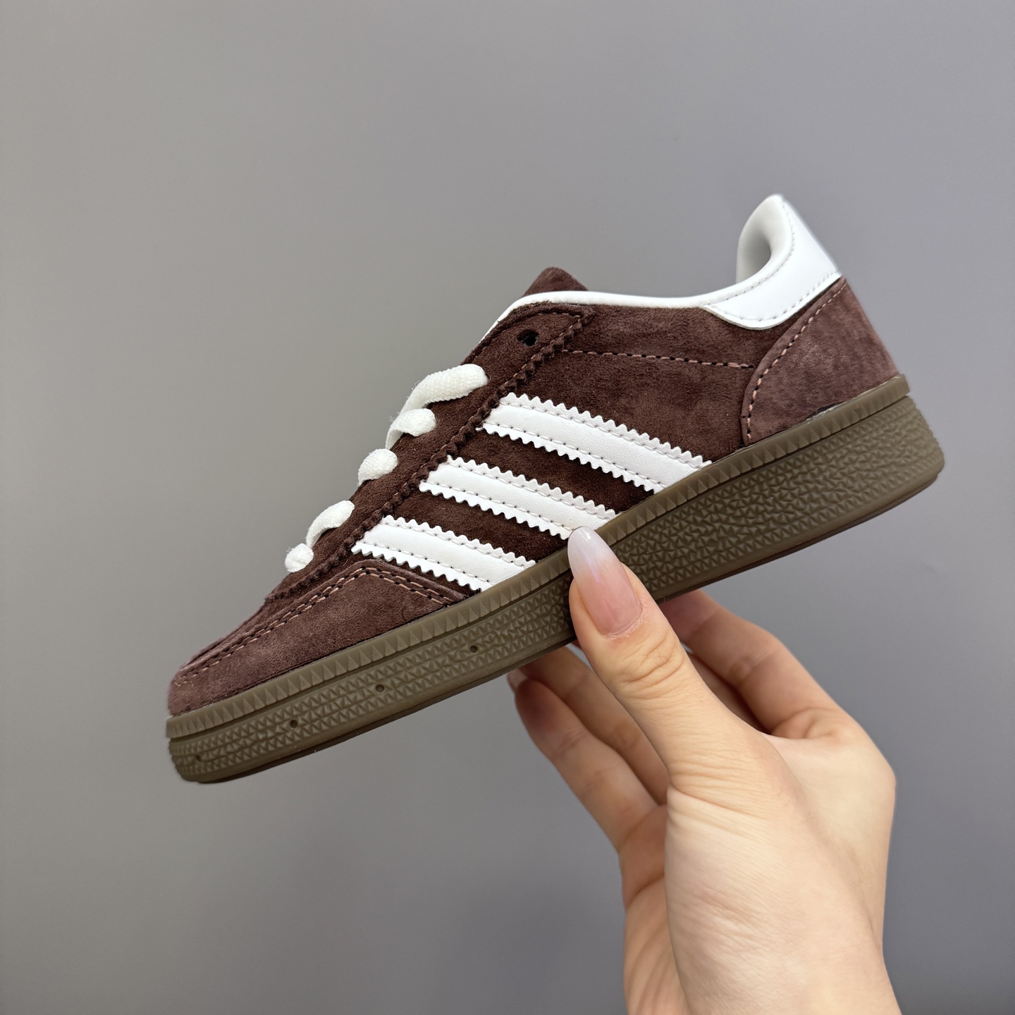 图片[6]-AD德训三代新款handball spezial儿童手球鞋休闲鞋 尺码：24-37码 超百搭的新款德训🆕 优质猪八革面料，质感满分💯 橡胶耐磨防滑大底，脚感超赞👍🏻 额外附赠一对鞋带扣，穿脱更加方便✌🏻-选品中心