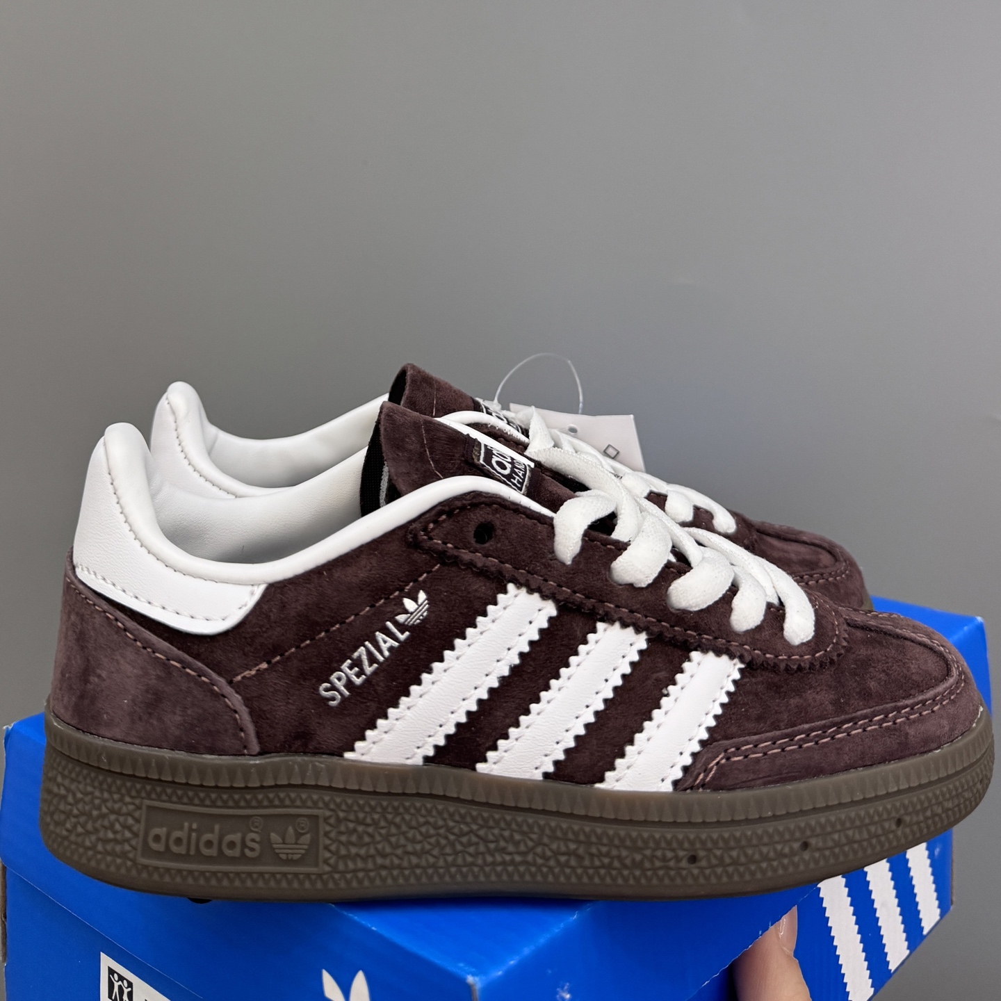 AD德训三代新款handball spezial儿童手球鞋休闲鞋 尺码：24-37码 超百搭的新款德训🆕 优质猪八革面料，质感满分💯 橡胶耐磨防滑大底，脚感超赞👍🏻 额外附赠一对鞋带扣，穿脱更加方便✌🏻-选品中心