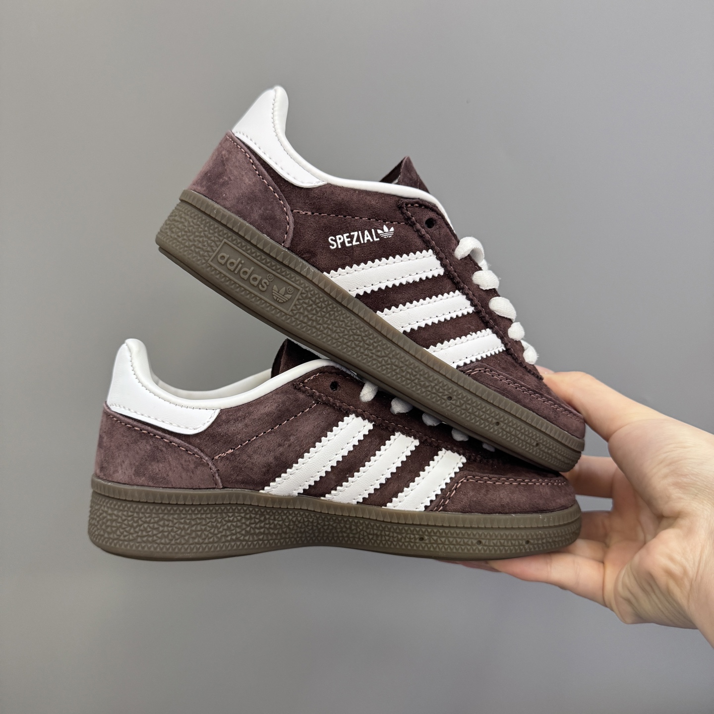 图片[2]-AD德训三代新款handball spezial儿童手球鞋休闲鞋 尺码：24-37码 超百搭的新款德训🆕 优质猪八革面料，质感满分💯 橡胶耐磨防滑大底，脚感超赞👍🏻 额外附赠一对鞋带扣，穿脱更加方便✌🏻-选品中心