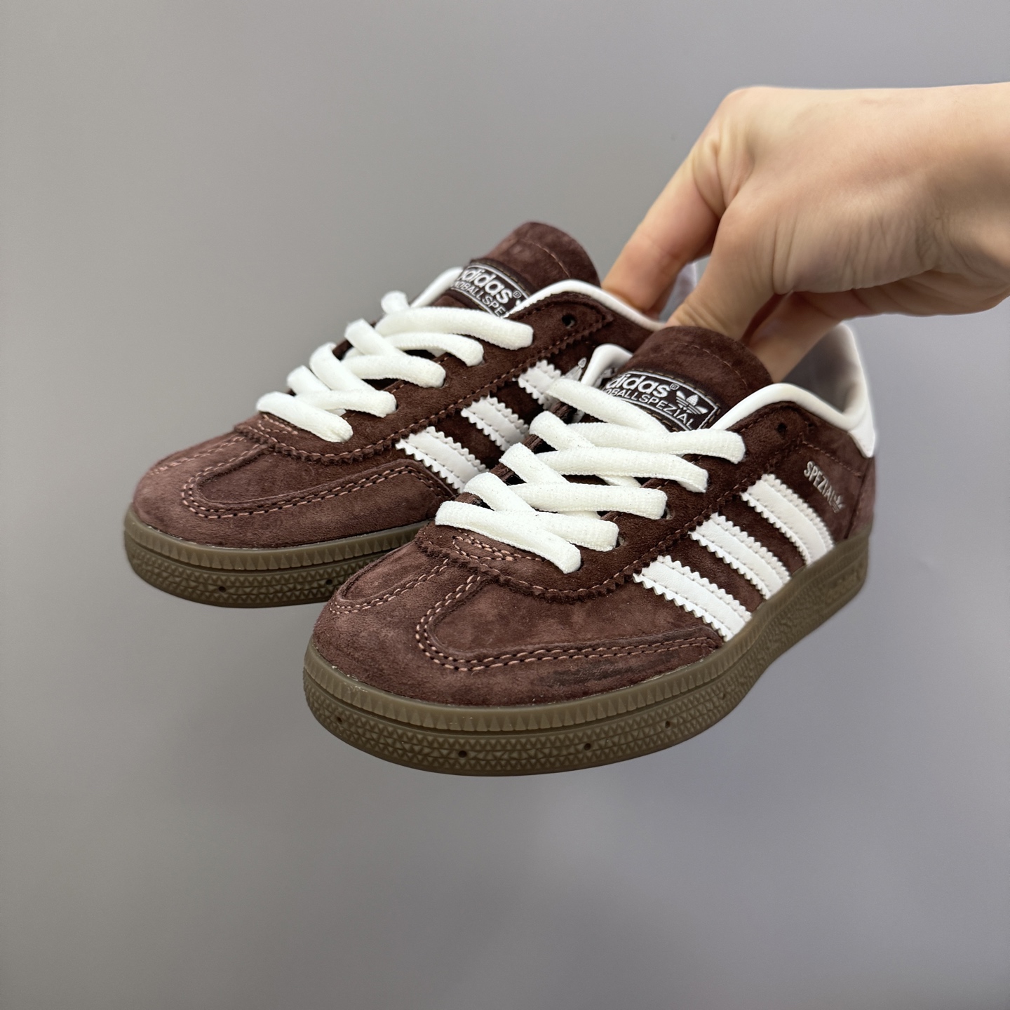 图片[3]-AD德训三代新款handball spezial儿童手球鞋休闲鞋 尺码：24-37码 超百搭的新款德训🆕 优质猪八革面料，质感满分💯 橡胶耐磨防滑大底，脚感超赞👍🏻 额外附赠一对鞋带扣，穿脱更加方便✌🏻-选品中心