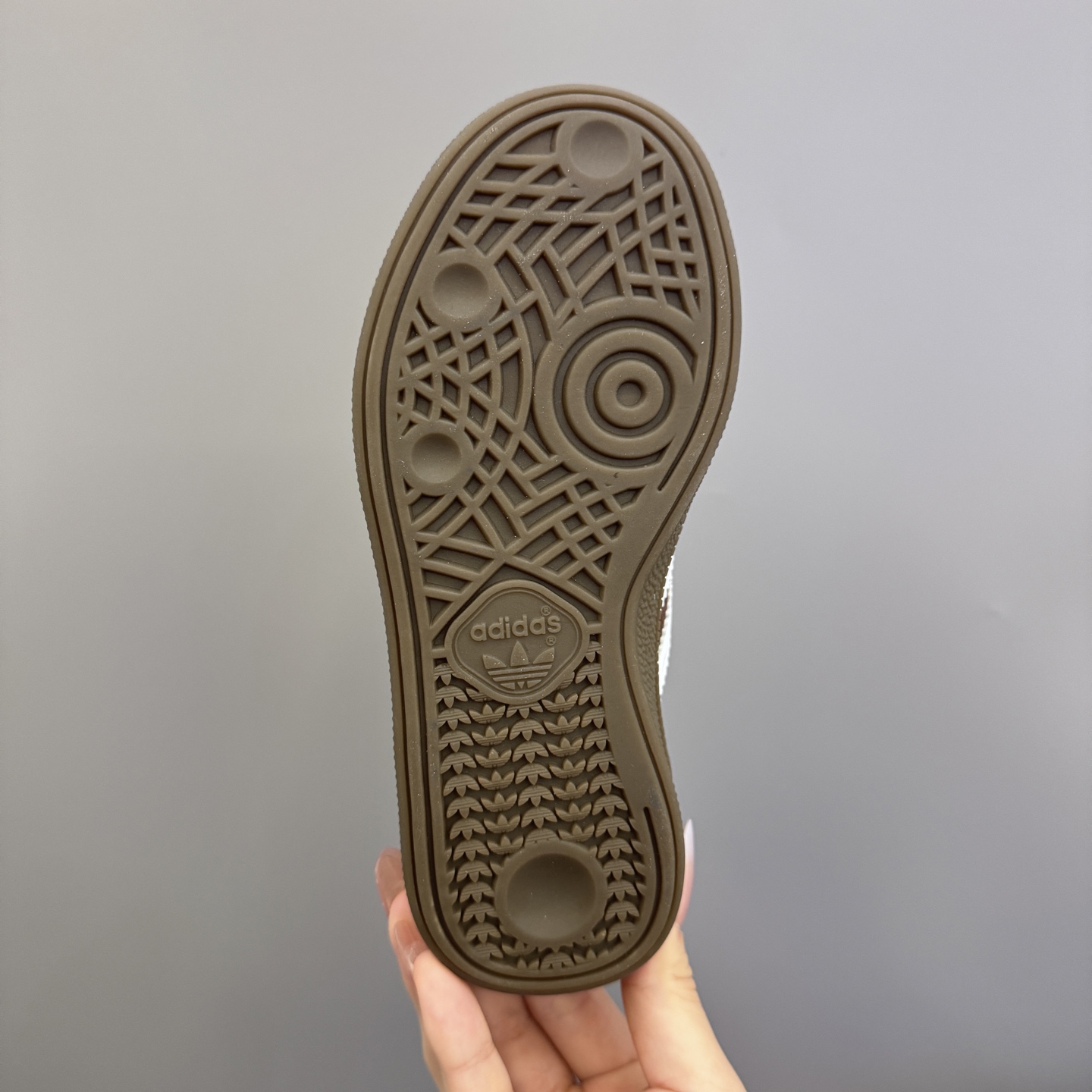 图片[9]-AD德训三代新款handball spezial儿童手球鞋休闲鞋 尺码：24-37码 超百搭的新款德训🆕 优质猪八革面料，质感满分💯 橡胶耐磨防滑大底，脚感超赞👍🏻 额外附赠一对鞋带扣，穿脱更加方便✌🏻-选品中心