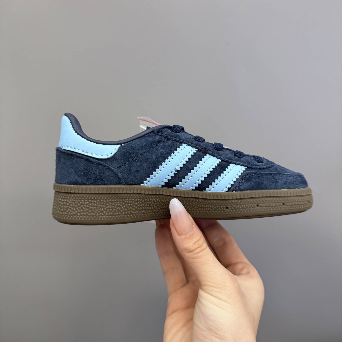 图片[4]-AD德训三代新款handball spezial儿童手球鞋休闲鞋 尺码：24-37码 超百搭的新款德训🆕 优质猪八革面料，质感满分💯 橡胶耐磨防滑大底，脚感超赞👍🏻 额外附赠一对鞋带扣，穿脱更加方便✌🏻-选品中心