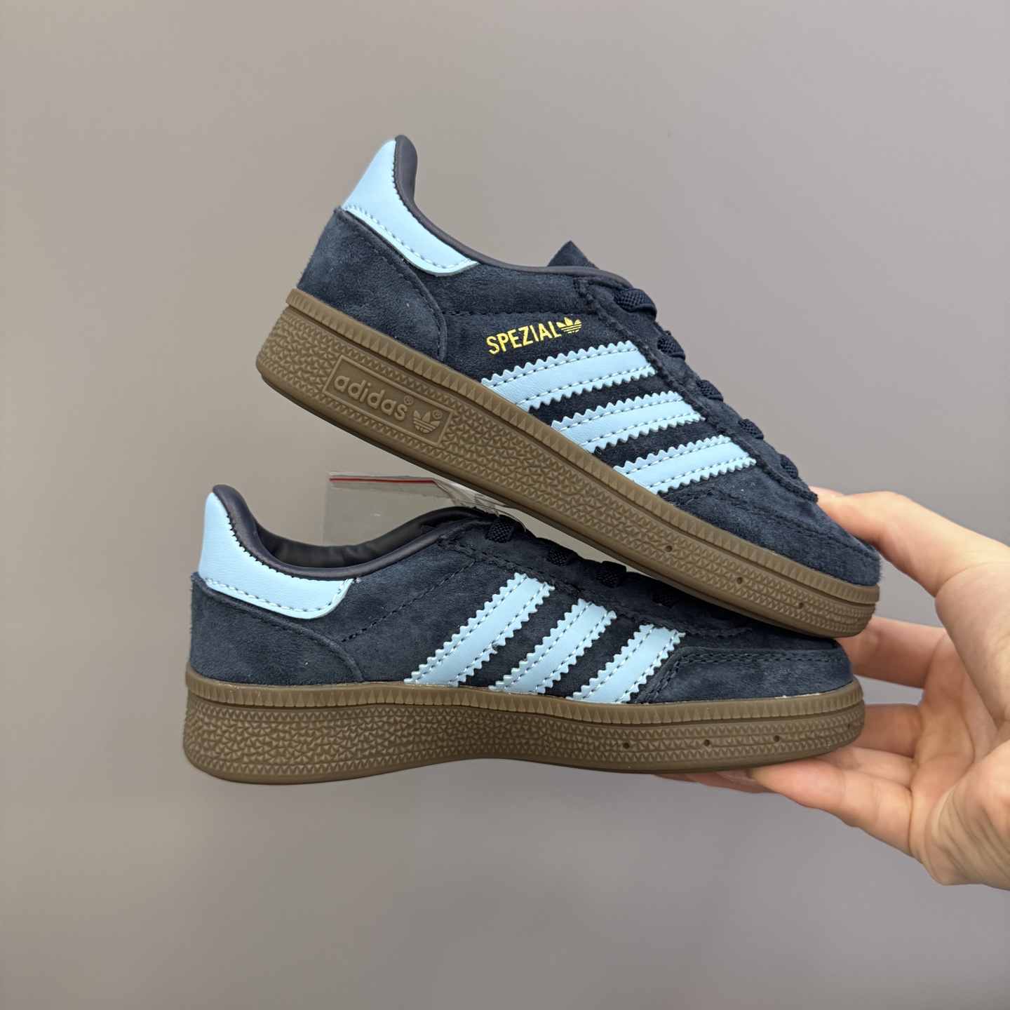 图片[2]-AD德训三代新款handball spezial儿童手球鞋休闲鞋 尺码：24-37码 超百搭的新款德训🆕 优质猪八革面料，质感满分💯 橡胶耐磨防滑大底，脚感超赞👍🏻 额外附赠一对鞋带扣，穿脱更加方便✌🏻-选品中心