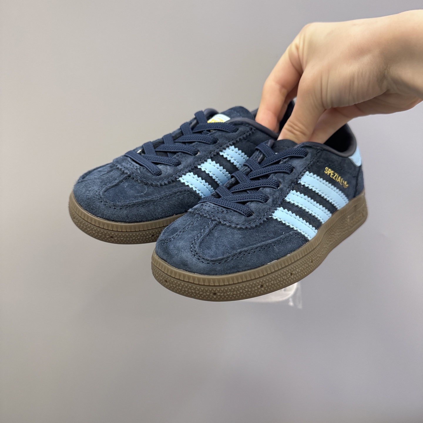 图片[3]-AD德训三代新款handball spezial儿童手球鞋休闲鞋 尺码：24-37码 超百搭的新款德训🆕 优质猪八革面料，质感满分💯 橡胶耐磨防滑大底，脚感超赞👍🏻 额外附赠一对鞋带扣，穿脱更加方便✌🏻-选品中心