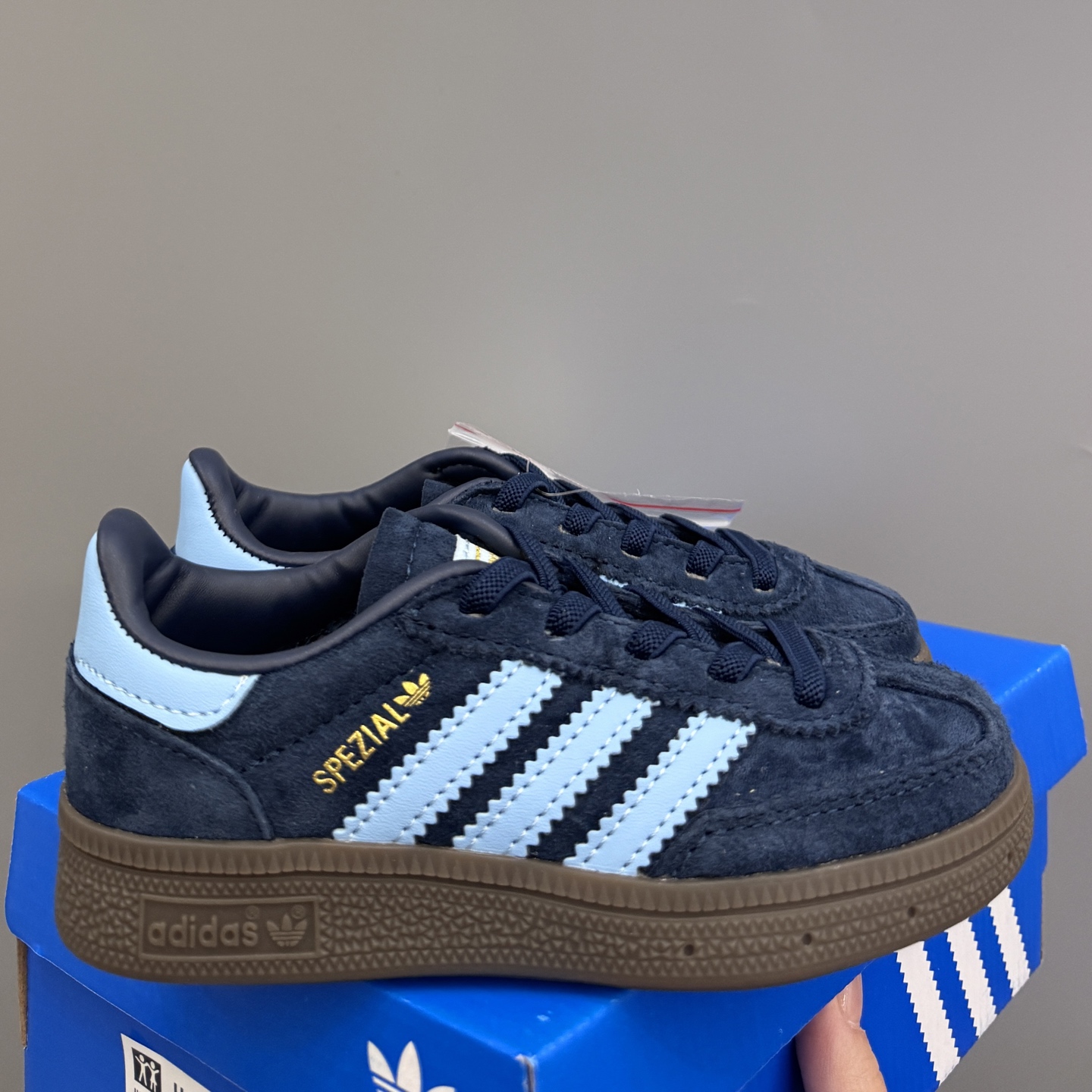 AD德训三代新款handball spezial儿童手球鞋休闲鞋 尺码:24-37码 超百搭的新款德训🆕 优质猪八革面料,质感满分💯 橡胶耐磨防滑大底,脚感超赞👍🏻 额外附赠一对鞋带扣,穿脱更加方便✌🏻-选品中心