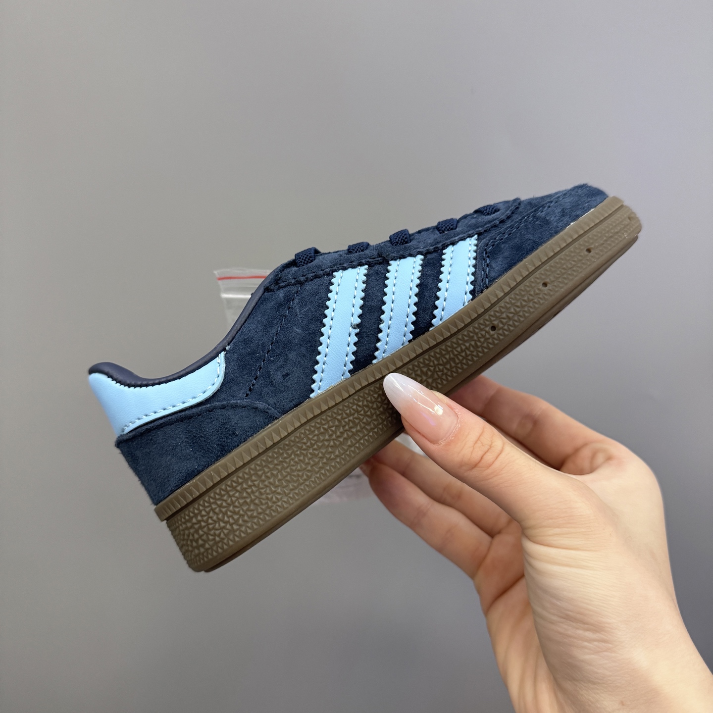 图片[5]-AD德训三代新款handball spezial儿童手球鞋休闲鞋 尺码：24-37码 超百搭的新款德训🆕 优质猪八革面料，质感满分💯 橡胶耐磨防滑大底，脚感超赞👍🏻 额外附赠一对鞋带扣，穿脱更加方便✌🏻-选品中心