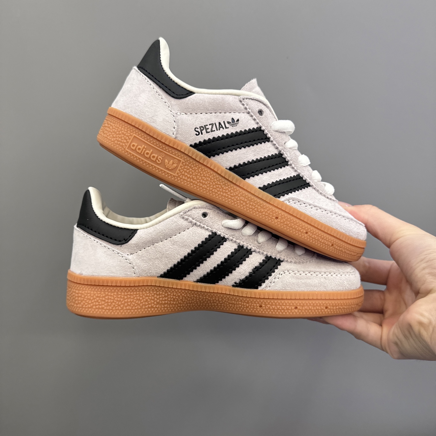 图片[2]-AD德训三代新款handball spezial儿童手球鞋休闲鞋 尺码：24-37码 超百搭的新款德训🆕 优质猪八革面料，质感满分💯 橡胶耐磨防滑大底，脚感超赞👍🏻 额外附赠一对鞋带扣，穿脱更加方便✌🏻-选品中心