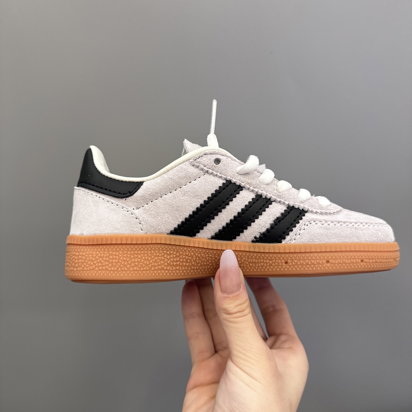 图片[4]-AD德训三代新款handball spezial儿童手球鞋休闲鞋 尺码：24-37码 超百搭的新款德训🆕 优质猪八革面料，质感满分💯 橡胶耐磨防滑大底，脚感超赞👍🏻 额外附赠一对鞋带扣，穿脱更加方便✌🏻-选品中心