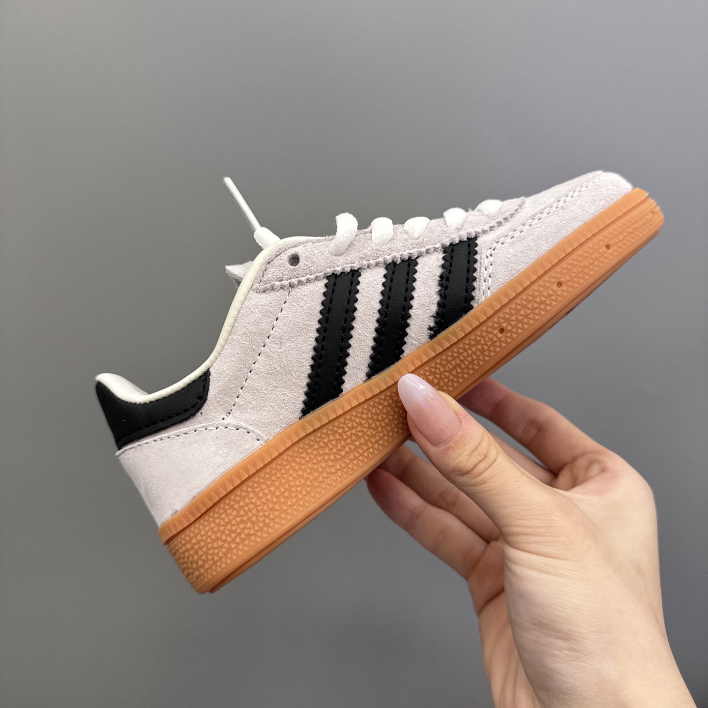 图片[5]-AD德训三代新款handball spezial儿童手球鞋休闲鞋 尺码：24-37码 超百搭的新款德训🆕 优质猪八革面料，质感满分💯 橡胶耐磨防滑大底，脚感超赞👍🏻 额外附赠一对鞋带扣，穿脱更加方便✌🏻-选品中心