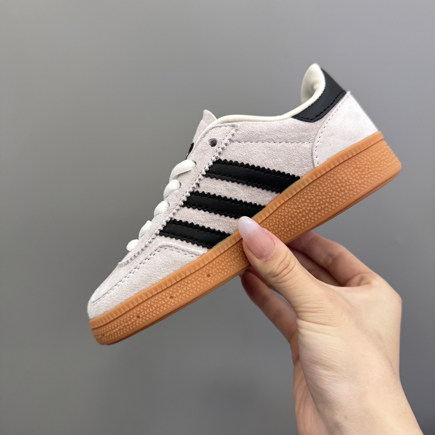 图片[6]-AD德训三代新款handball spezial儿童手球鞋休闲鞋 尺码：24-37码 超百搭的新款德训🆕 优质猪八革面料，质感满分💯 橡胶耐磨防滑大底，脚感超赞👍🏻 额外附赠一对鞋带扣，穿脱更加方便✌🏻-选品中心