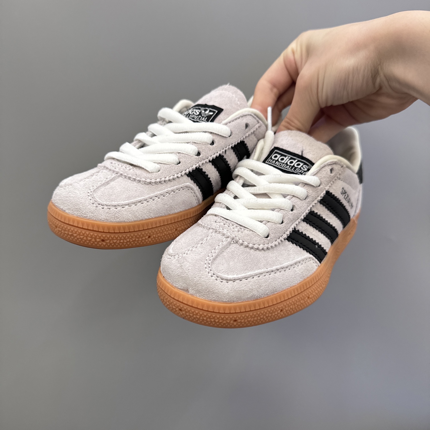 图片[3]-AD德训三代新款handball spezial儿童手球鞋休闲鞋 尺码：24-37码 超百搭的新款德训🆕 优质猪八革面料，质感满分💯 橡胶耐磨防滑大底，脚感超赞👍🏻 额外附赠一对鞋带扣，穿脱更加方便✌🏻-选品中心