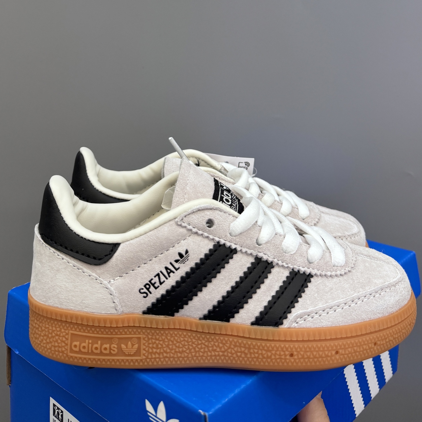 AD德训三代新款handball spezial儿童手球鞋休闲鞋 尺码：24-37码 超百搭的新款德训🆕 优质猪八革面料，质感满分💯 橡胶耐磨防滑大底，脚感超赞👍🏻 额外附赠一对鞋带扣，穿脱更加方便✌🏻-选品中心