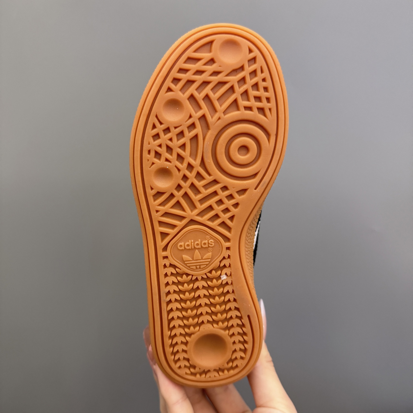 图片[9]-AD德训三代新款handball spezial儿童手球鞋休闲鞋 尺码：24-37码 超百搭的新款德训🆕 优质猪八革面料，质感满分💯 橡胶耐磨防滑大底，脚感超赞👍🏻 额外附赠一对鞋带扣，穿脱更加方便✌🏻-选品中心