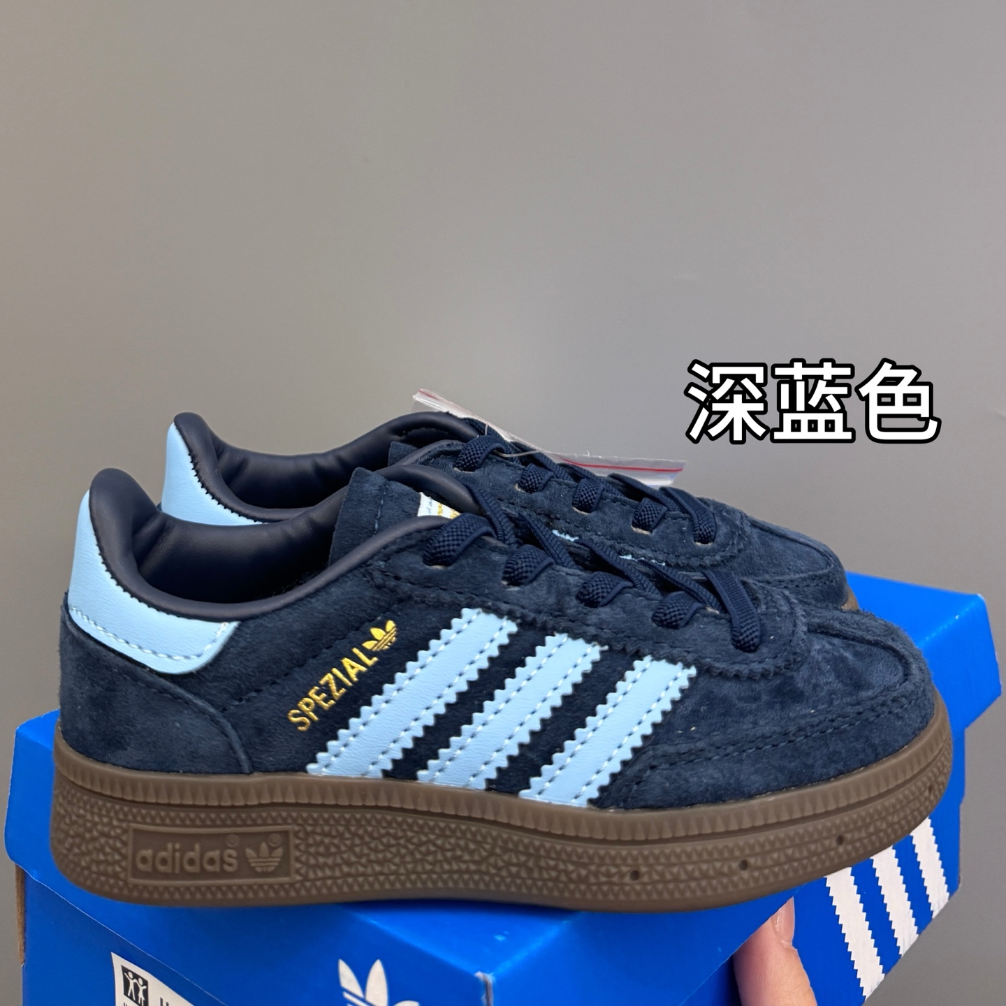 图片[4]-AD德训三代新款handball spezial儿童手球鞋休闲鞋 尺码：24-37码 超百搭的新款德训🆕 优质猪八革面料，质感满分💯 橡胶耐磨防滑大底，脚感超赞👍🏻 额外附赠一对鞋带扣，穿脱更加方便✌🏻-选品中心