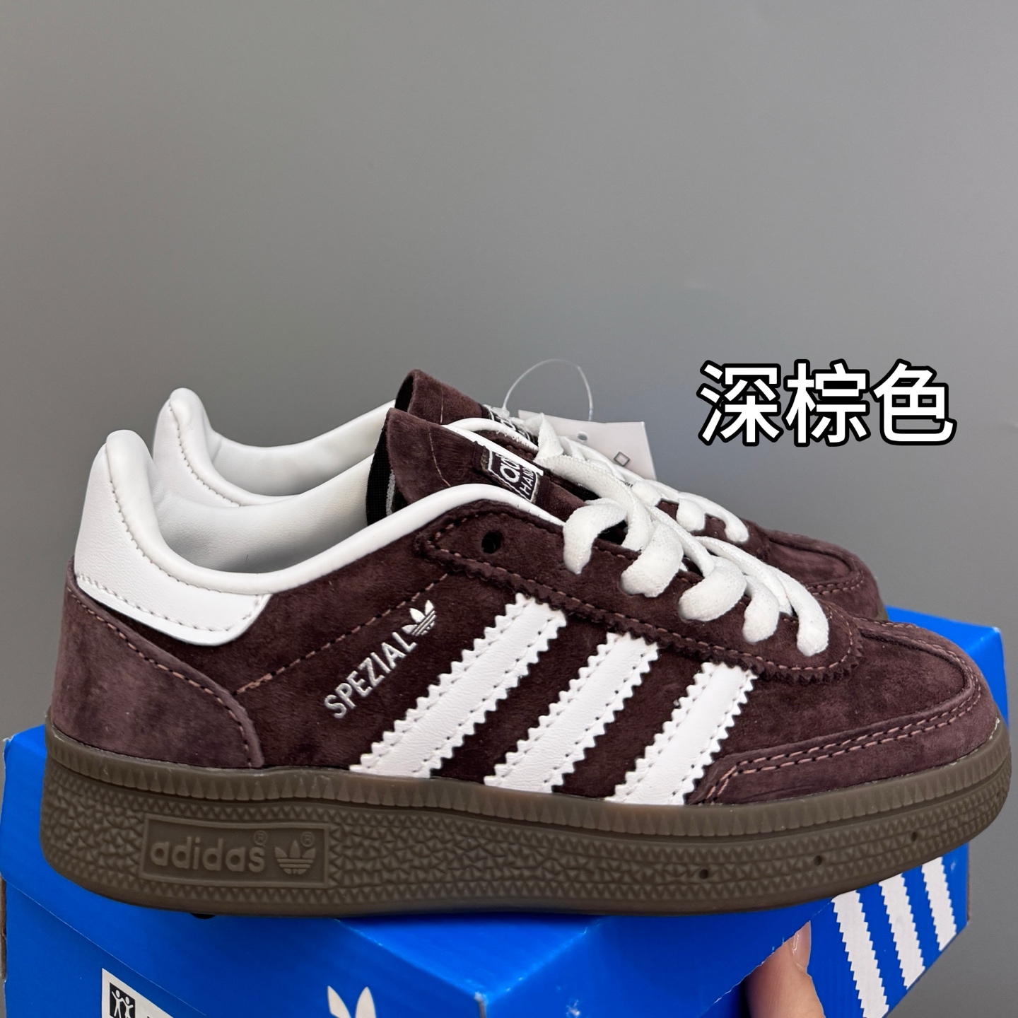 图片[2]-AD德训三代新款handball spezial儿童手球鞋休闲鞋 尺码：24-37码 超百搭的新款德训🆕 优质猪八革面料，质感满分💯 橡胶耐磨防滑大底，脚感超赞👍🏻 额外附赠一对鞋带扣，穿脱更加方便✌🏻-选品中心