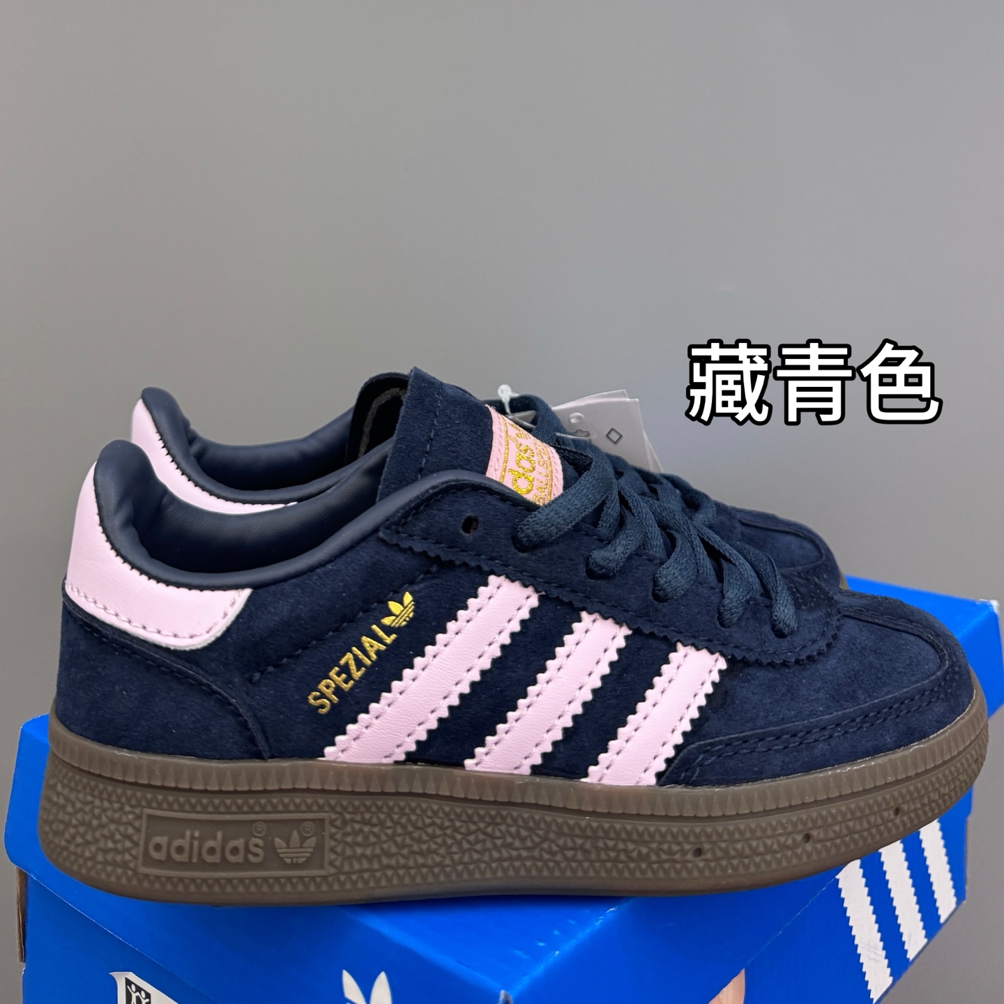 AD德训三代新款handball spezial儿童手球鞋休闲鞋 尺码:24-37码 超百搭的新款德训🆕 优质猪八革面料,质感满分💯 橡胶耐磨防滑大底,脚感超赞👍🏻 额外附赠一对鞋带扣,穿脱更加方便✌🏻-选品中心